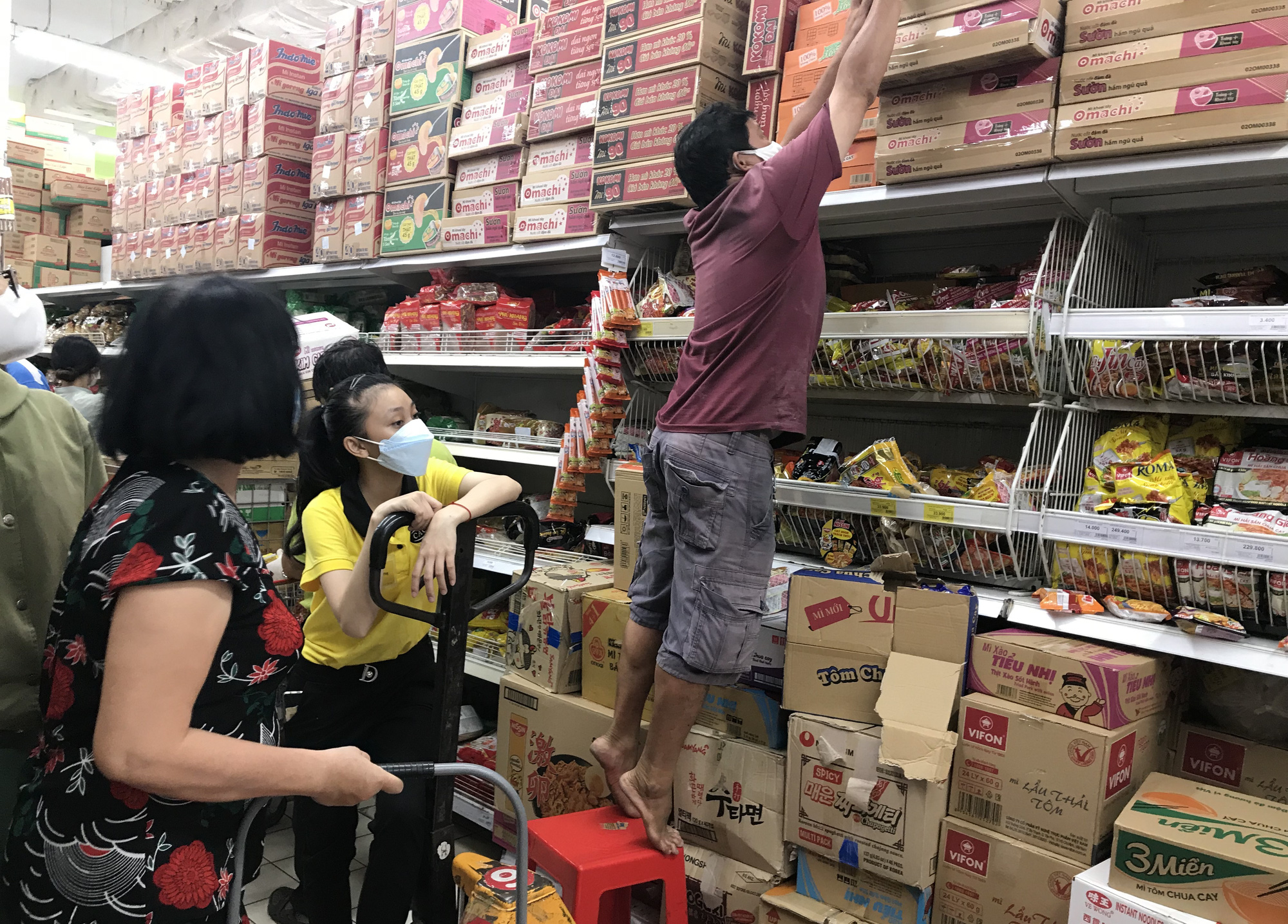 Trái ngược cảnh vắng tanh tại Vincom Đồng Khởi, Saigon Centre... siêu thị Sài Gòn cuối tuần bán mỏi tay - Ảnh 13. Trái ngược cảnh vắng tanh tại Vincom Đồng Khởi, Saigon Centre... siêu thị Sài Gòn cuối tuần bán mỏi tay - Ảnh 13.