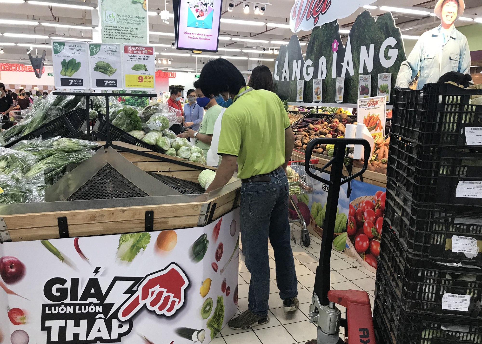Trái ngược cảnh vắng tanh tại Vincom Đồng Khởi, Saigon Centre... siêu thị Sài Gòn cuối tuần bán mỏi tay - Ảnh 11. Trái ngược cảnh vắng tanh tại Vincom Đồng Khởi, Saigon Centre... siêu thị Sài Gòn cuối tuần bán mỏi tay - Ảnh 11.