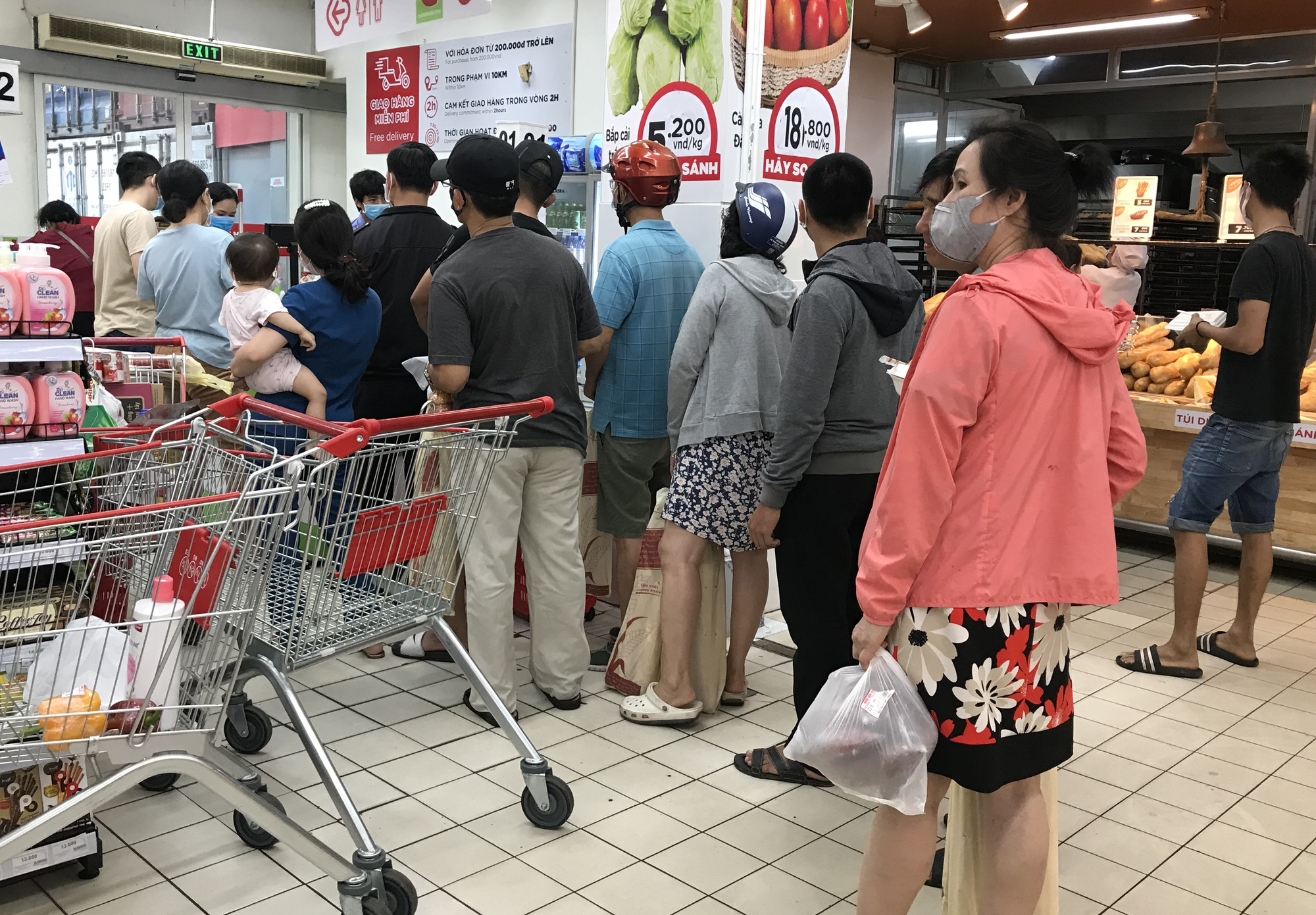 Trái ngược cảnh vắng tanh tại Vincom Đồng Khởi, Saigon Centre... siêu thị Sài Gòn cuối tuần bán mỏi tay - Ảnh 15. Trái ngược cảnh vắng tanh tại Vincom Đồng Khởi, Saigon Centre... siêu thị Sài Gòn cuối tuần bán mỏi tay - Ảnh 15.