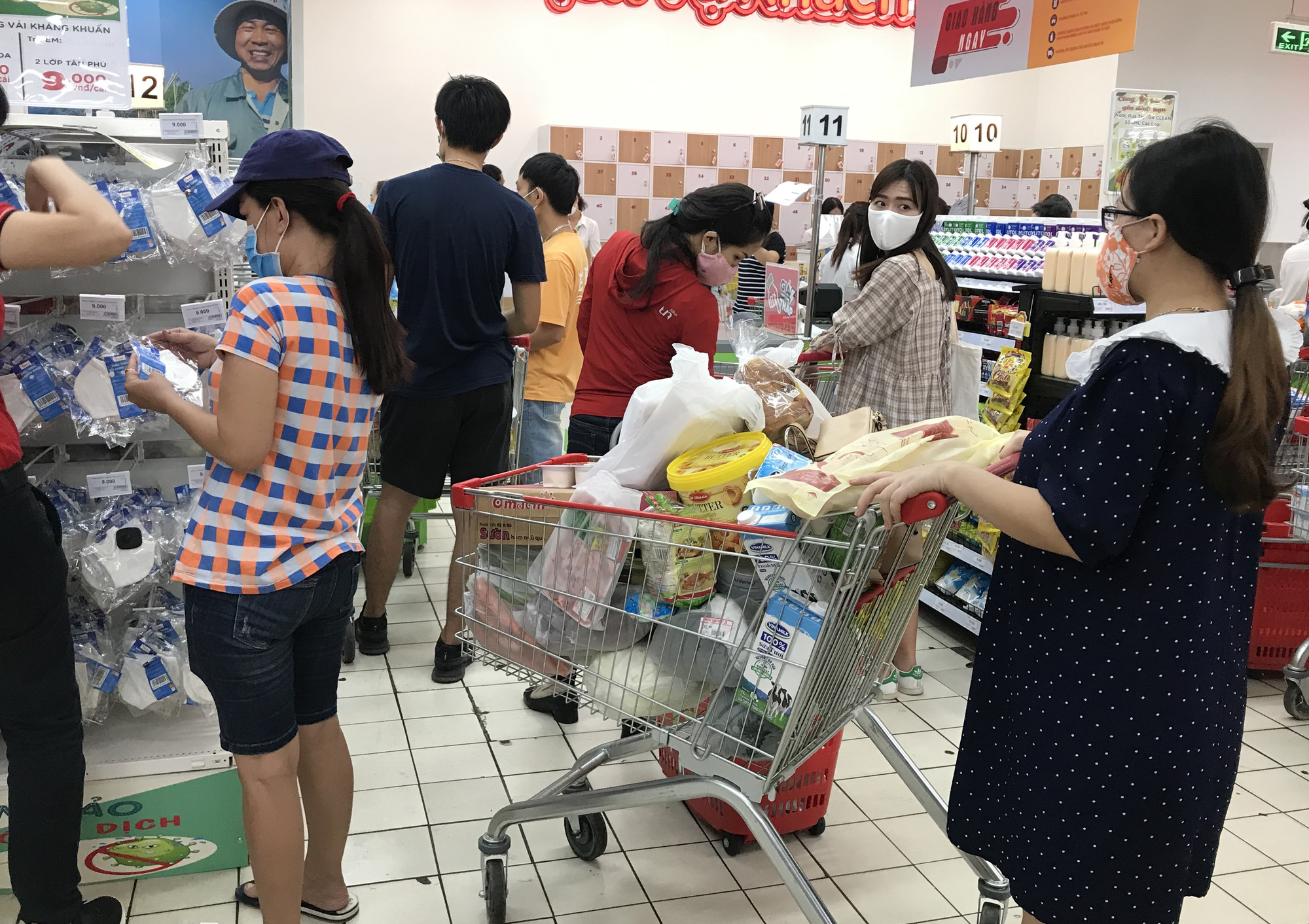 Trái ngược cảnh vắng tanh tại Vincom Đồng Khởi, Saigon Centre... siêu thị Sài Gòn cuối tuần bán mỏi tay - Ảnh 14. Trái ngược cảnh vắng tanh tại Vincom Đồng Khởi, Saigon Centre... siêu thị Sài Gòn cuối tuần bán mỏi tay - Ảnh 14.