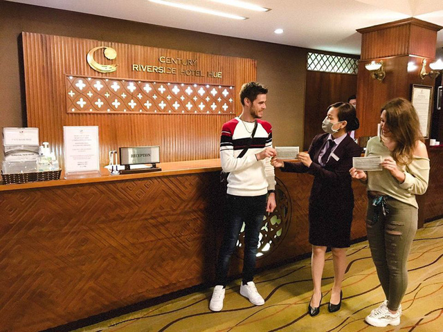 Kiểm tra khai báo y tế của du khách quốc tế tại các khách sạn, nhà nghỉ trên toàn quốc - Ảnh 1. Kiểm tra khai báo y tế của du khách quốc tế tại các khách sạn, nhà nghỉ trên toàn quốc - Ảnh 1.