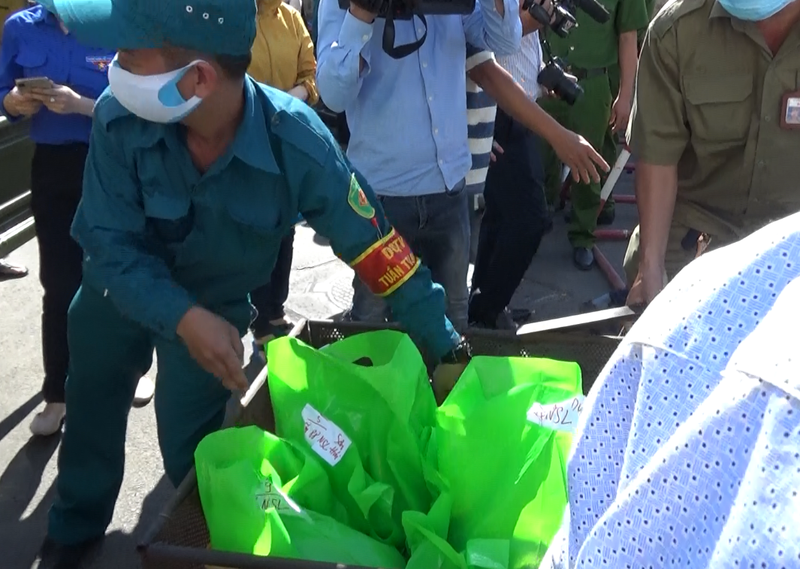 Qui trình cung cấp thực phẩm trong khu đường cách li COVID-19 - Ảnh 2. Qui trình cung cấp thực phẩm trong khu đường cách li COVID-19 - Ảnh 2.