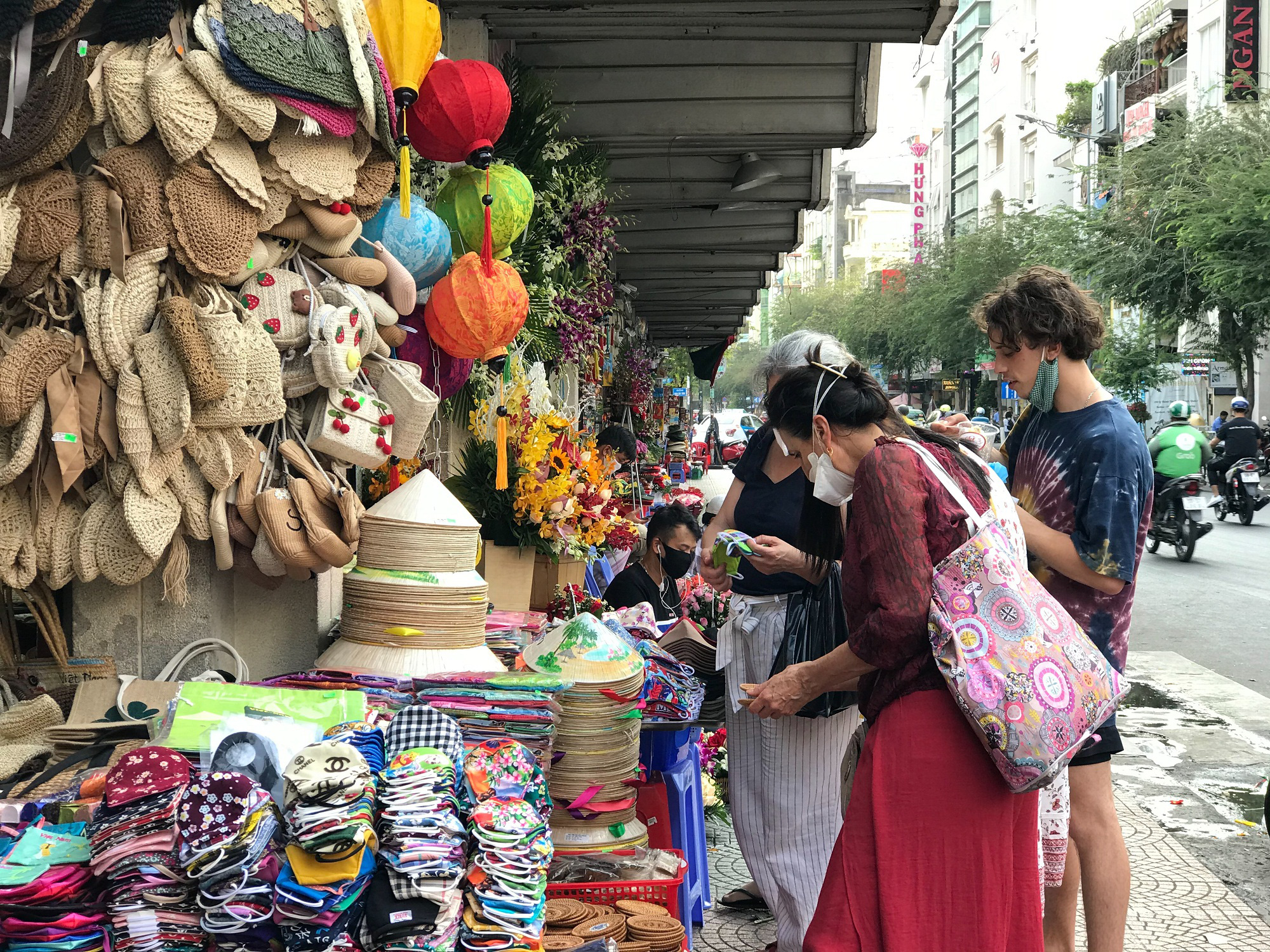 Nhiều khách Tây vẫn “làm ngơ”, không đeo khẩu trang khi đi du lịch ở TP.HCM - Ảnh 4. Nhiều khách Tây vẫn “làm ngơ”, không đeo khẩu trang khi đi du lịch ở TP.HCM - Ảnh 4.