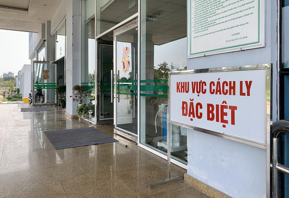 Hai bệnh nhân mắc COVID-19 đang diễn biến nặng, phải thở máy - Ảnh 1. Hai bệnh nhân mắc COVID-19 đang diễn biến nặng, phải thở máy - Ảnh 1.