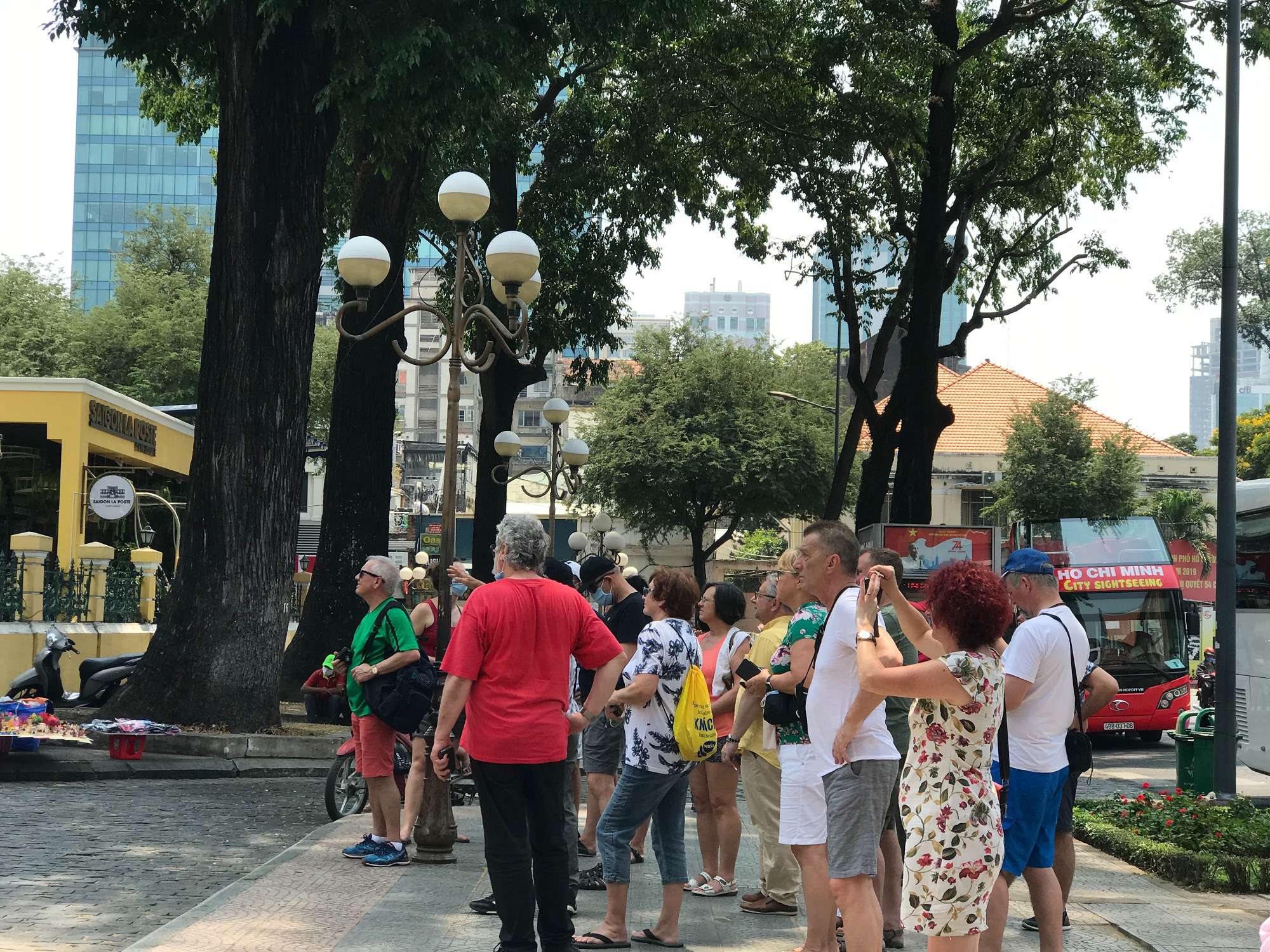 Nhiều khách Tây vẫn “làm ngơ”, không đeo khẩu trang khi đi du lịch ở TP.HCM - Ảnh 6. Nhiều khách Tây vẫn “làm ngơ”, không đeo khẩu trang khi đi du lịch ở TP.HCM - Ảnh 6.
