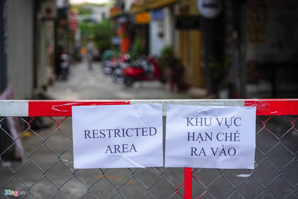 Hẻm ở đường Bùi Viện hạn chế người ra vào vì có khách mắc Covid-19 - Ảnh 3.
