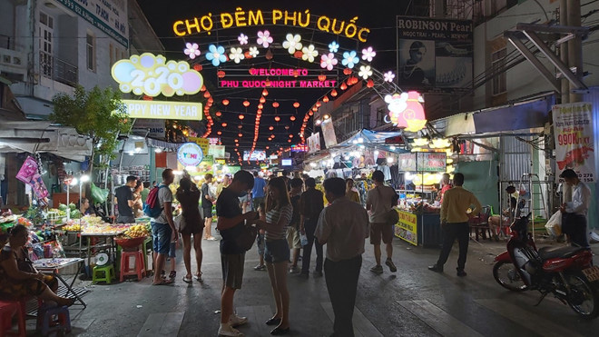 Kiên Giang họp khẩn: Du khách dương tính với Covid-19 'đi khắp nơi ở Phú Quốc' - Ảnh 2. Kiên Giang họp khẩn: Du khách dương tính với Covid-19 'đi khắp nơi ở Phú Quốc' - Ảnh 2.