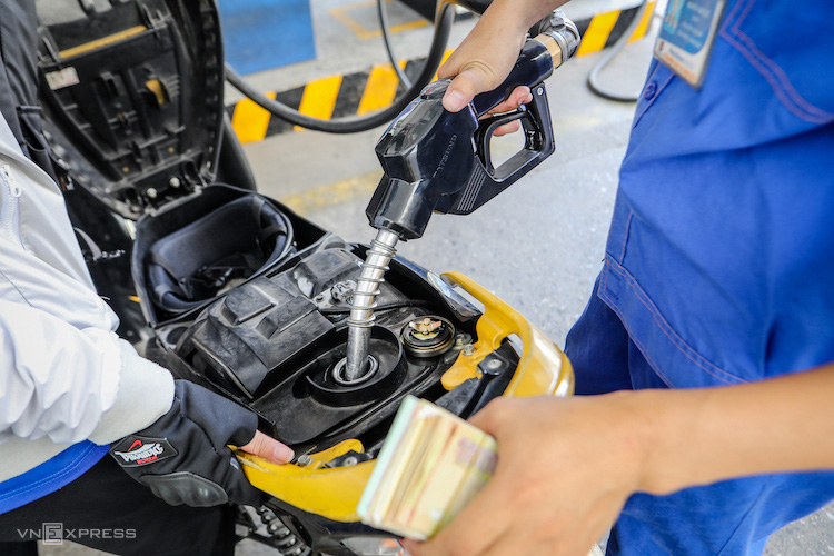 Vì sao giá xăng trong nước không giảm mạnh như thế giới - Ảnh 1. Vì sao giá xăng trong nước không giảm mạnh như thế giới - Ảnh 1.