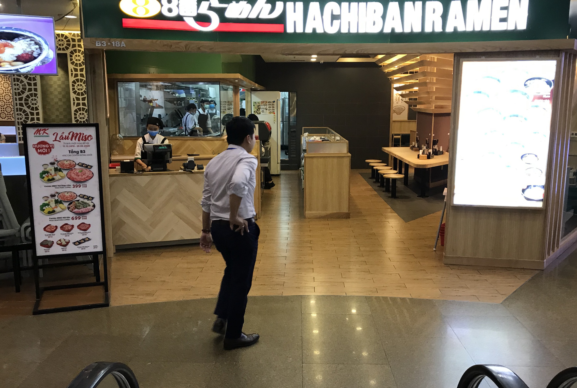Nhà hàng, quán ăn, cà phê, trà sữa ở Sài Gòn quay lại cảnh đợi khách, vắng tanh chưa từng thấy vì dịch Covid-19 - Ảnh 6. Nhà hàng, quán ăn, cà phê, trà sữa ở Sài Gòn quay lại cảnh đợi khách, vắng tanh chưa từng thấy vì dịch Covid-19 - Ảnh 6.