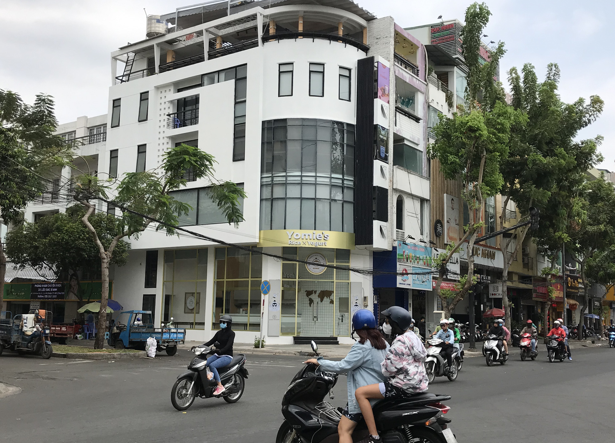 Nhà hàng, quán ăn, cà phê, trà sữa ở Sài Gòn quay lại cảnh đợi khách, vắng tanh chưa từng thấy vì dịch Covid-19 - Ảnh 14. Nhà hàng, quán ăn, cà phê, trà sữa ở Sài Gòn quay lại cảnh đợi khách, vắng tanh chưa từng thấy vì dịch Covid-19 - Ảnh 14.