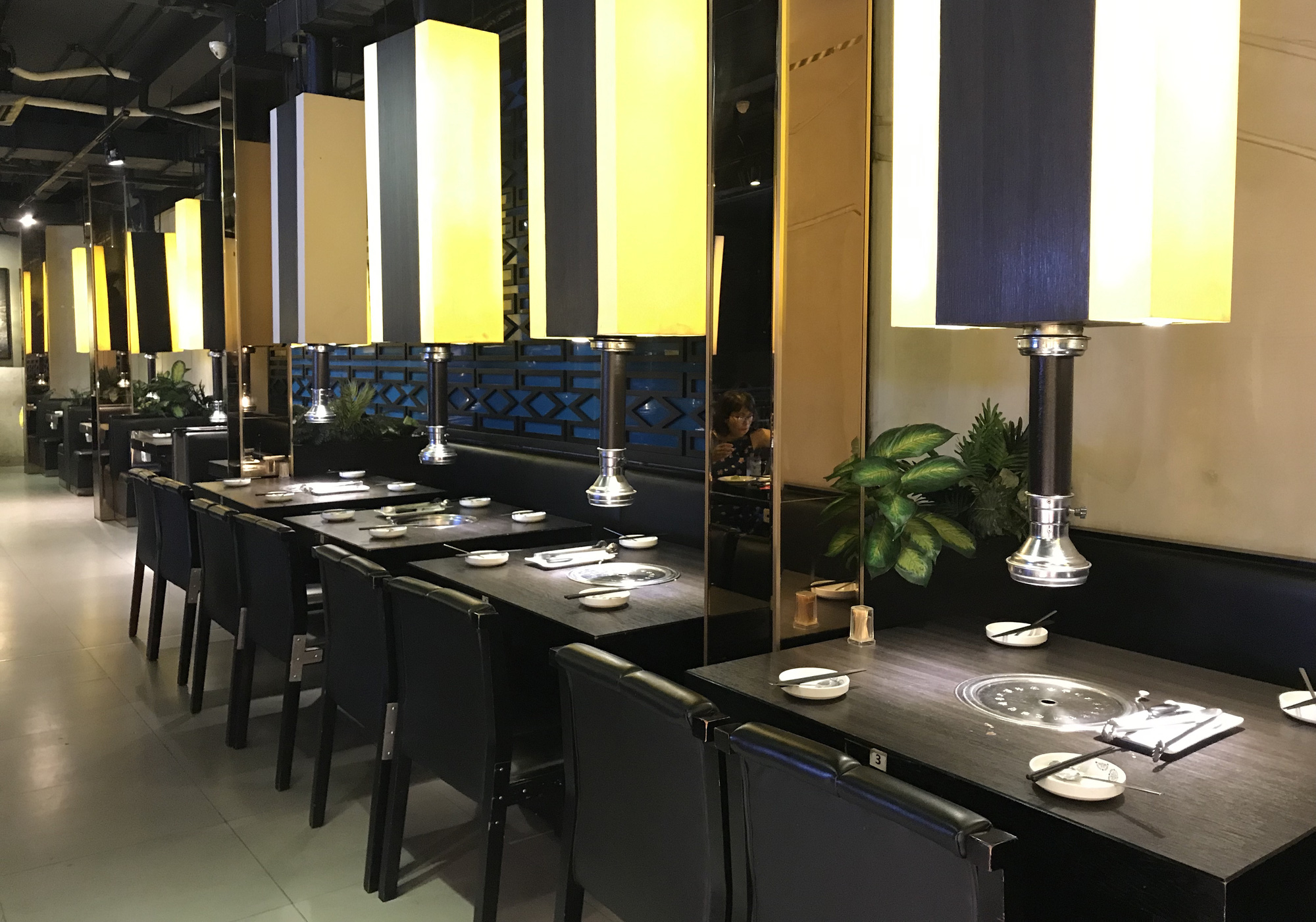 Nhà hàng, quán ăn, cà phê, trà sữa ở Sài Gòn quay lại cảnh đợi khách, vắng tanh chưa từng thấy vì dịch Covid-19 - Ảnh 8. Nhà hàng, quán ăn, cà phê, trà sữa ở Sài Gòn quay lại cảnh đợi khách, vắng tanh chưa từng thấy vì dịch Covid-19 - Ảnh 8.