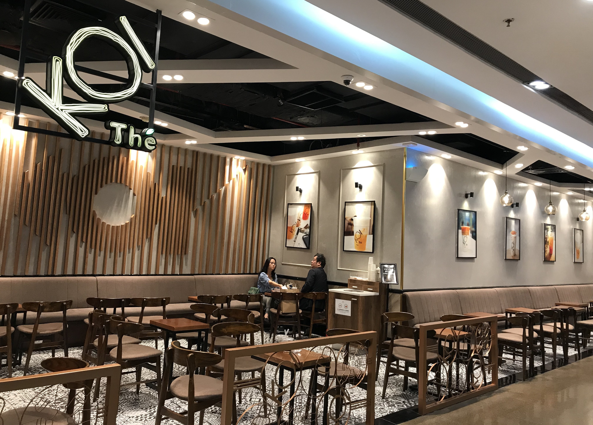 Nhà hàng, quán ăn, cà phê, trà sữa ở Sài Gòn quay lại cảnh đợi khách, vắng tanh chưa từng thấy vì dịch Covid-19 - Ảnh 11. Nhà hàng, quán ăn, cà phê, trà sữa ở Sài Gòn quay lại cảnh đợi khách, vắng tanh chưa từng thấy vì dịch Covid-19 - Ảnh 11.