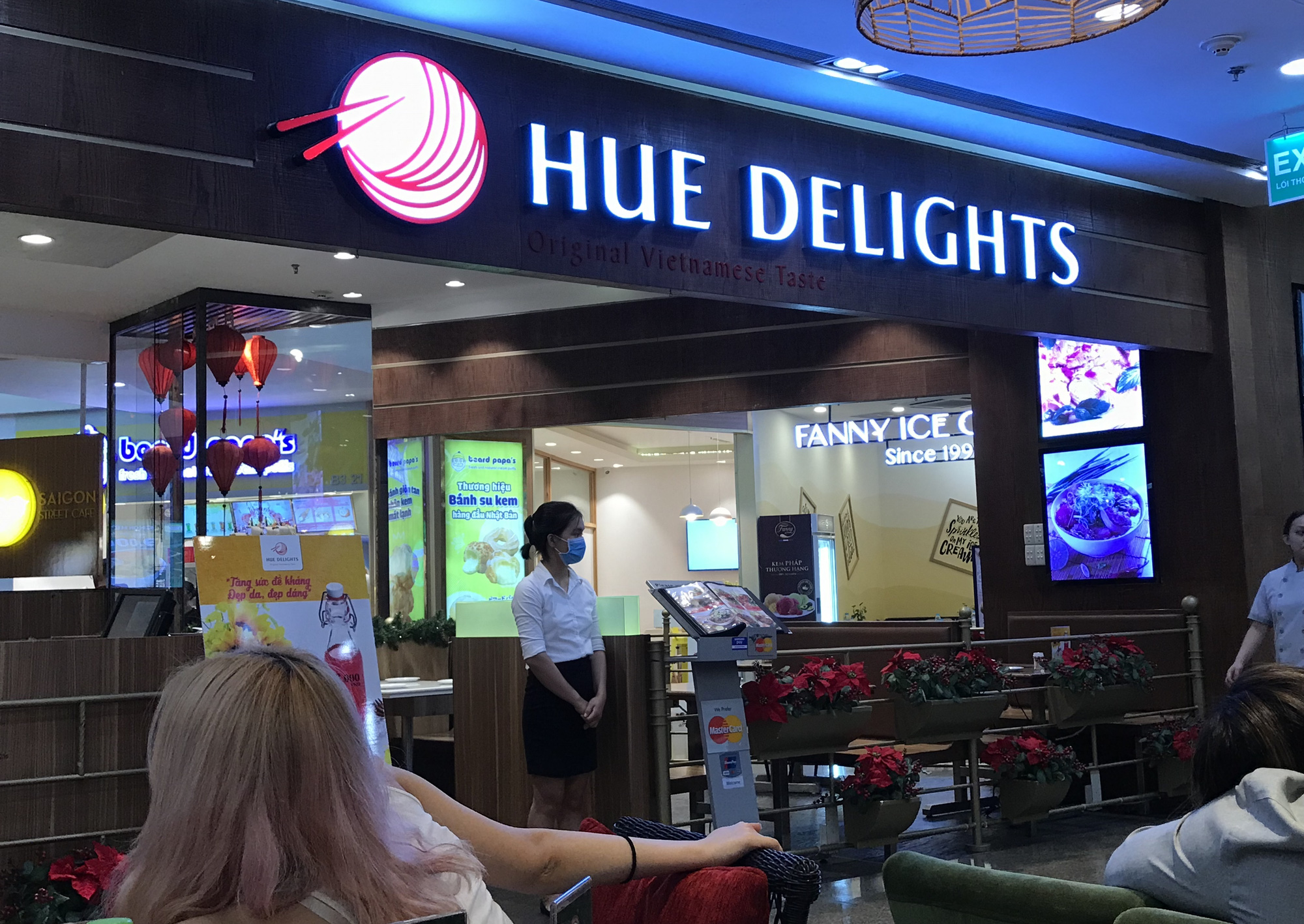 Nhà hàng, quán ăn, cà phê, trà sữa ở Sài Gòn quay lại cảnh đợi khách, vắng tanh chưa từng thấy vì dịch Covid-19 - Ảnh 3. Nhà hàng, quán ăn, cà phê, trà sữa ở Sài Gòn quay lại cảnh đợi khách, vắng tanh chưa từng thấy vì dịch Covid-19 - Ảnh 3.