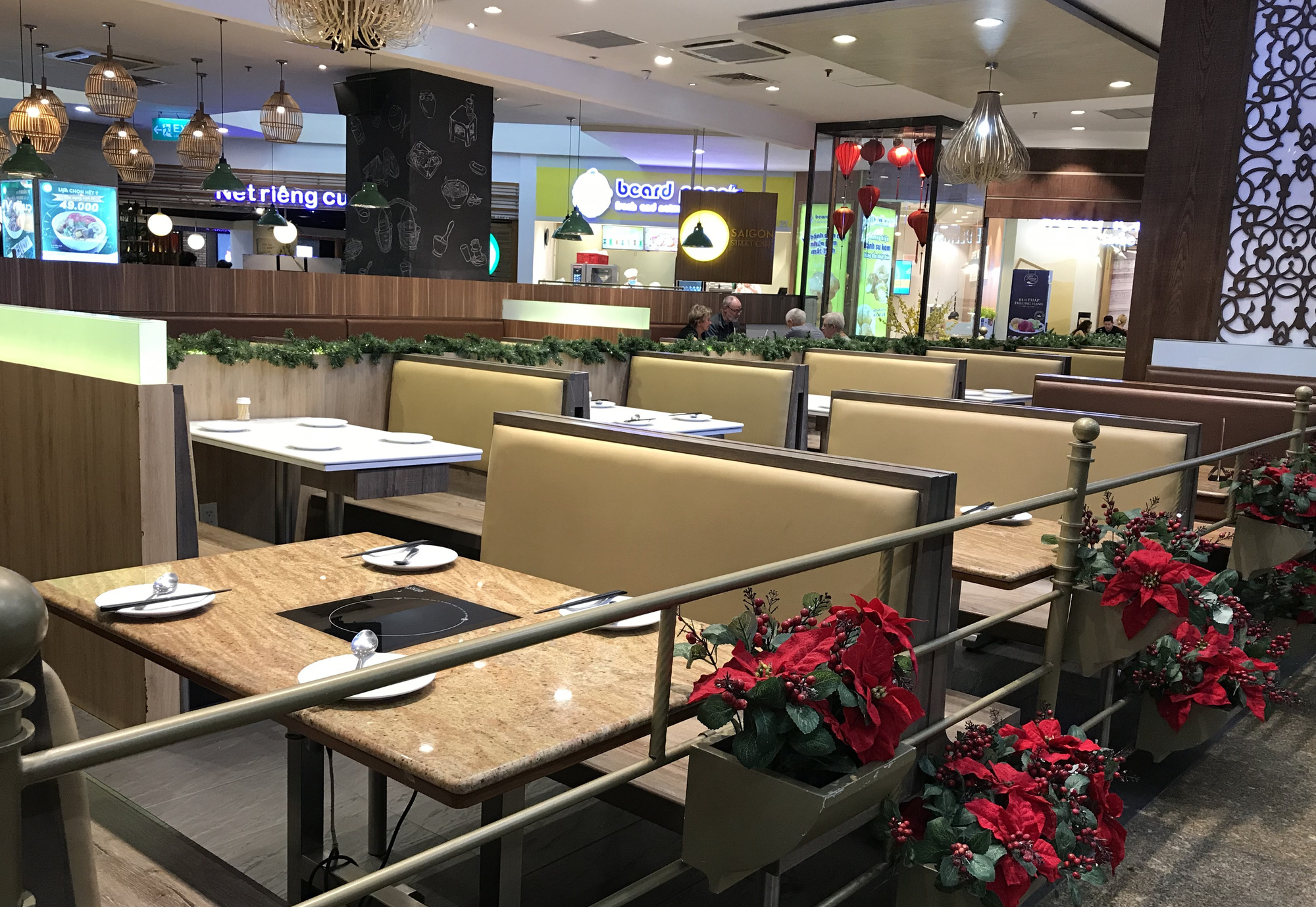 Nhà hàng, quán ăn, cà phê, trà sữa ở Sài Gòn quay lại cảnh đợi khách, vắng tanh chưa từng thấy vì dịch Covid-19 - Ảnh 4. Nhà hàng, quán ăn, cà phê, trà sữa ở Sài Gòn quay lại cảnh đợi khách, vắng tanh chưa từng thấy vì dịch Covid-19 - Ảnh 4.