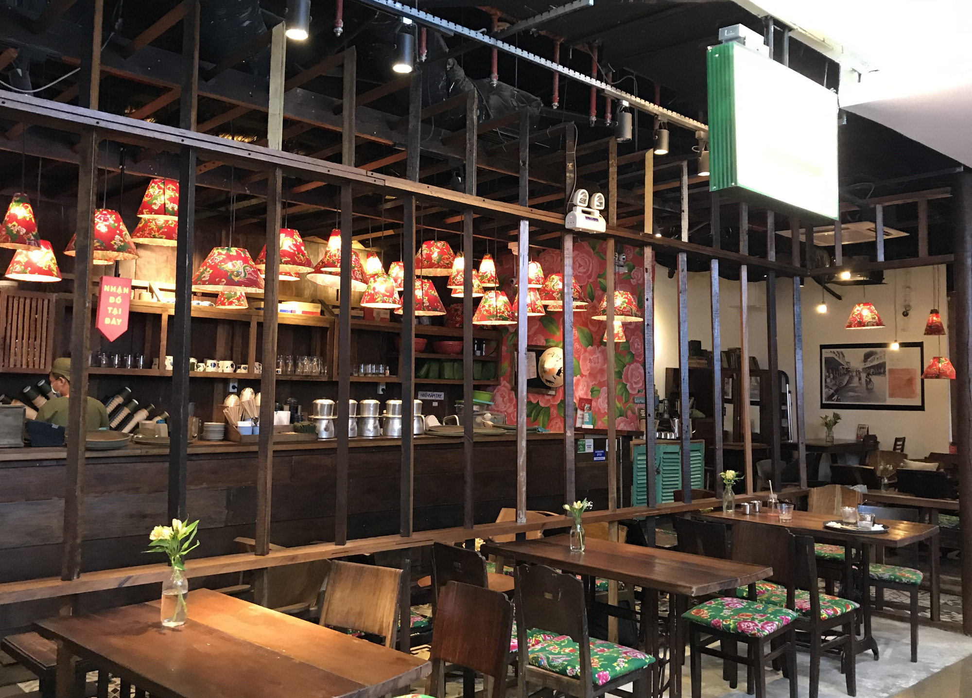 Nhà hàng, quán ăn, cà phê, trà sữa ở Sài Gòn quay lại cảnh đợi khách, vắng tanh chưa từng thấy vì dịch Covid-19 - Ảnh 12. Nhà hàng, quán ăn, cà phê, trà sữa ở Sài Gòn quay lại cảnh đợi khách, vắng tanh chưa từng thấy vì dịch Covid-19 - Ảnh 12.