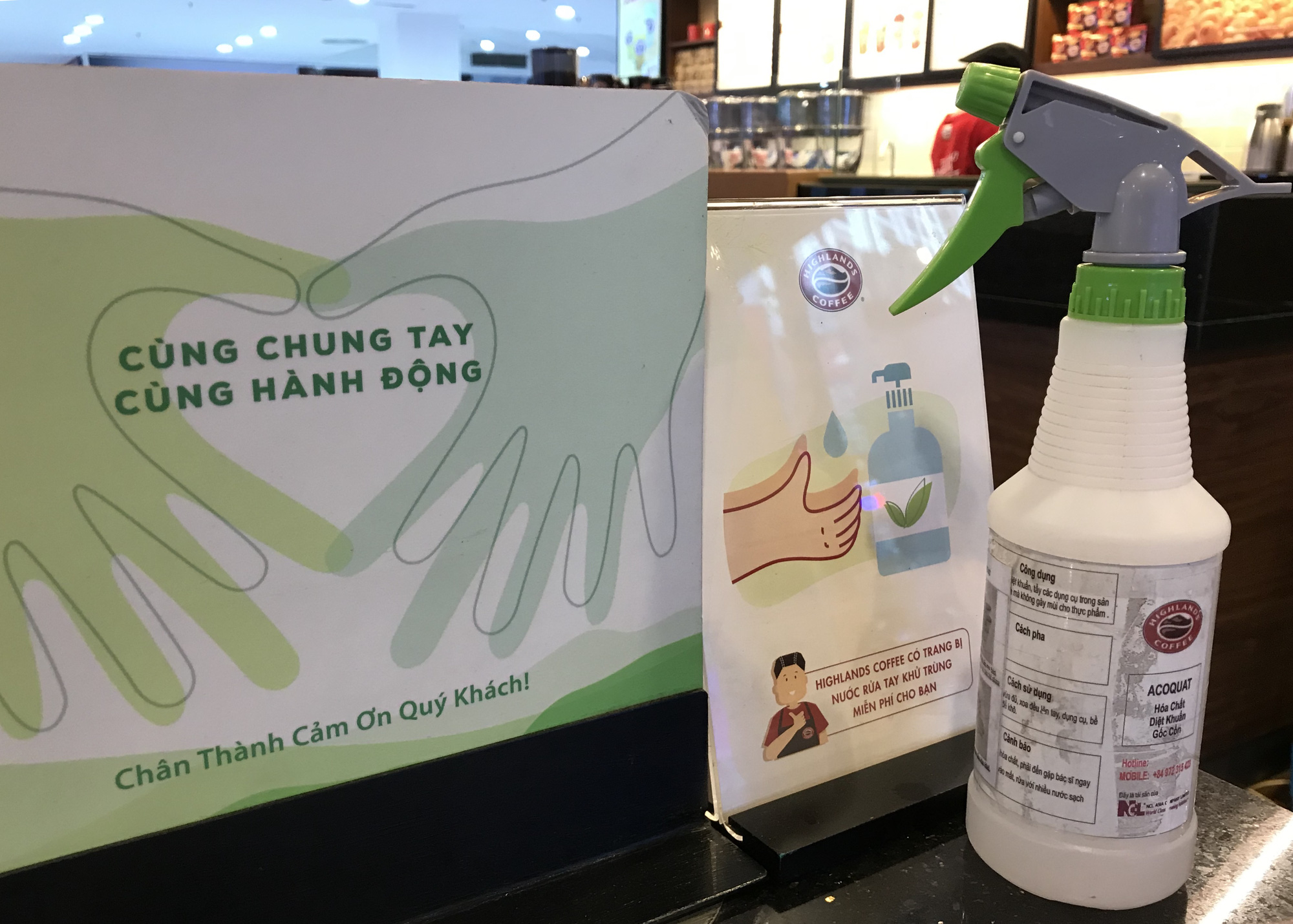 Nhà hàng, quán ăn, cà phê, trà sữa ở Sài Gòn quay lại cảnh đợi khách, vắng tanh chưa từng thấy vì dịch Covid-19 - Ảnh 13. Nhà hàng, quán ăn, cà phê, trà sữa ở Sài Gòn quay lại cảnh đợi khách, vắng tanh chưa từng thấy vì dịch Covid-19 - Ảnh 13.
