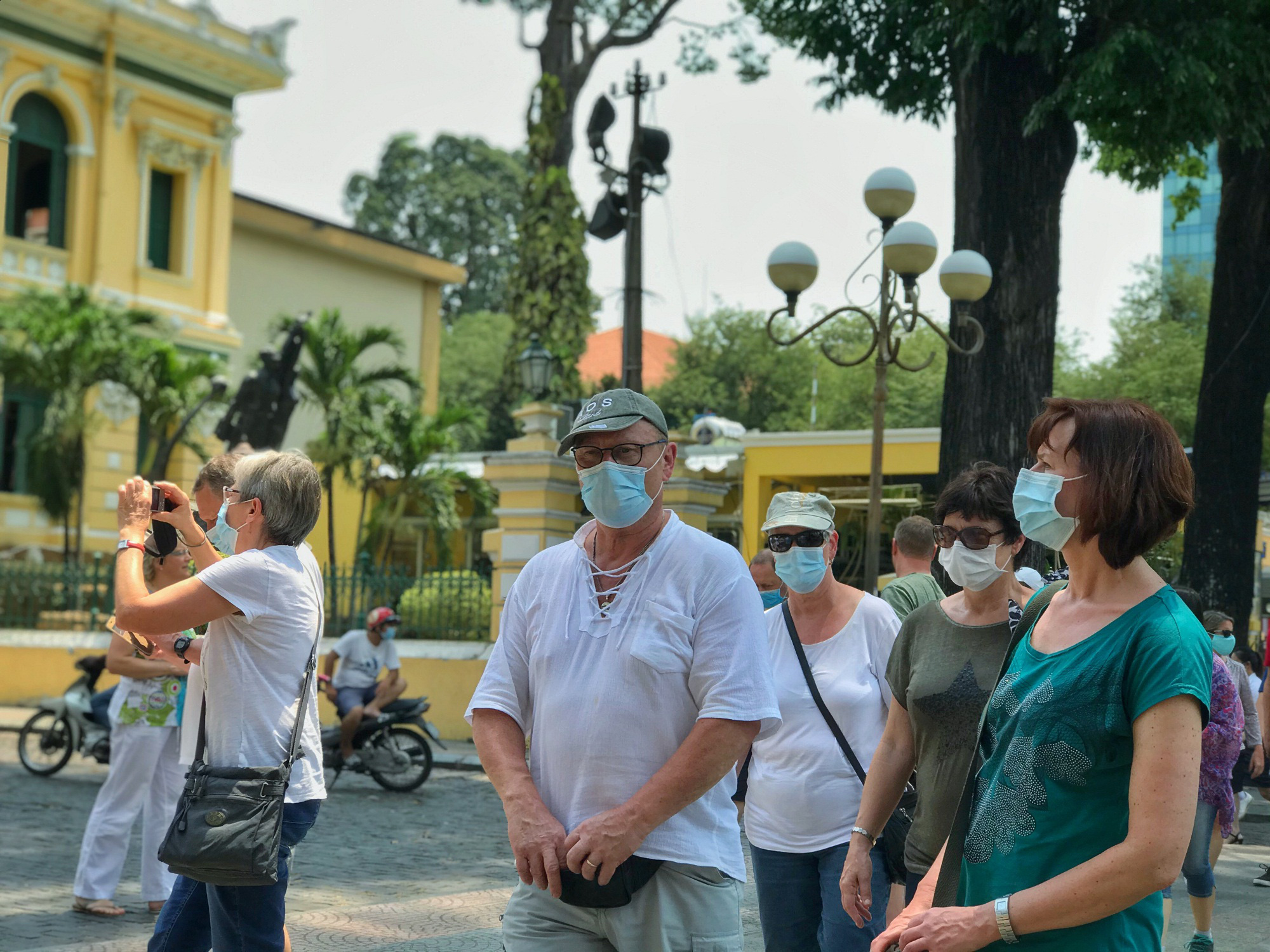 Nhiều khách Tây vẫn “làm ngơ”, không đeo khẩu trang khi đi du lịch ở TP.HCM - Ảnh 1. Nhiều khách Tây vẫn “làm ngơ”, không đeo khẩu trang khi đi du lịch ở TP.HCM - Ảnh 1.