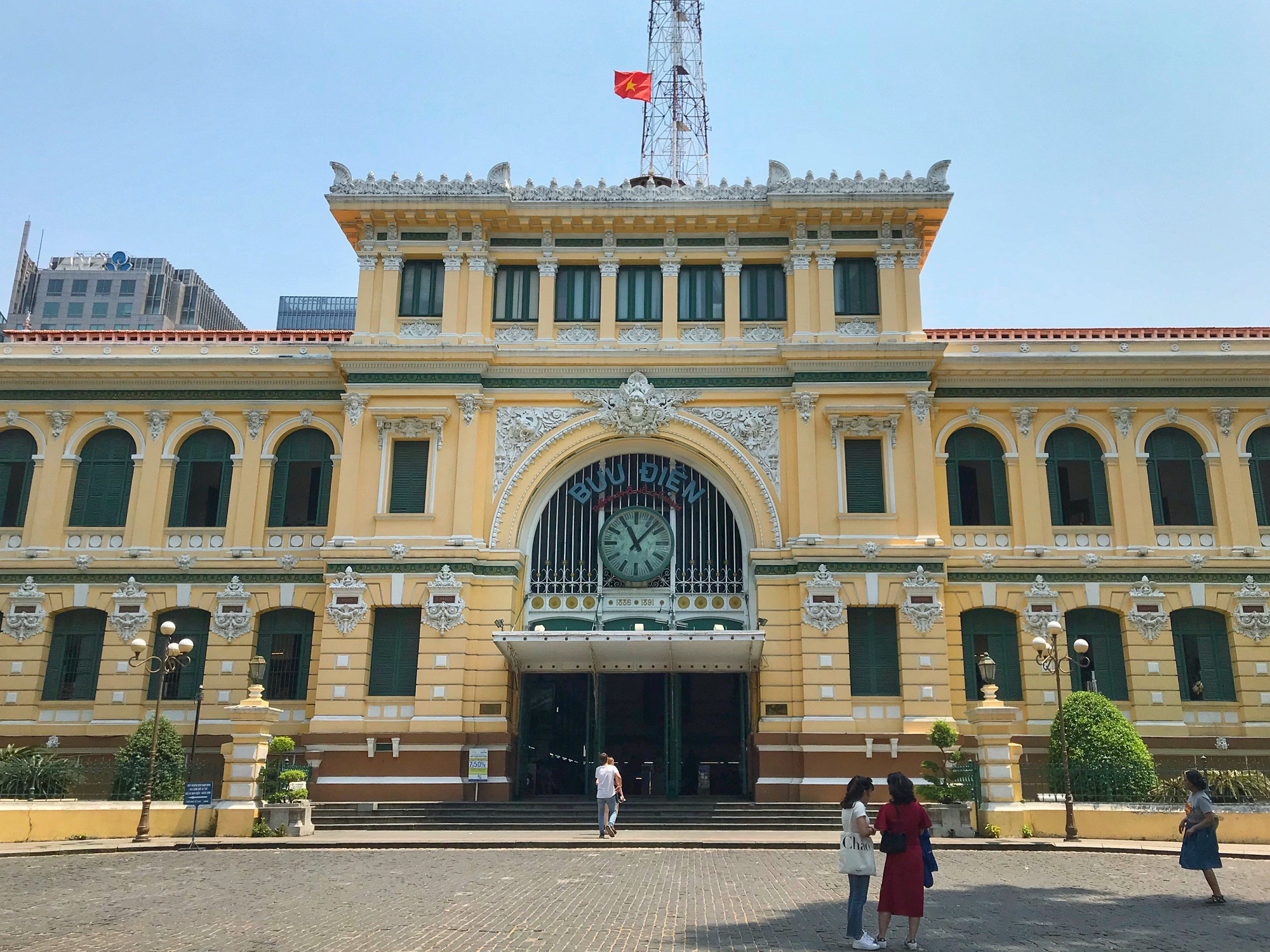 Sài Gòn 16/3: Các điểm vui chơi, du lịch tham quan tại quận 1 “vắng lặng” giữa mùa dịch Corona - Ảnh 5. Sài Gòn 16/3: Các điểm vui chơi, du lịch tham quan tại quận 1 “vắng lặng” giữa mùa dịch Corona - Ảnh 5.