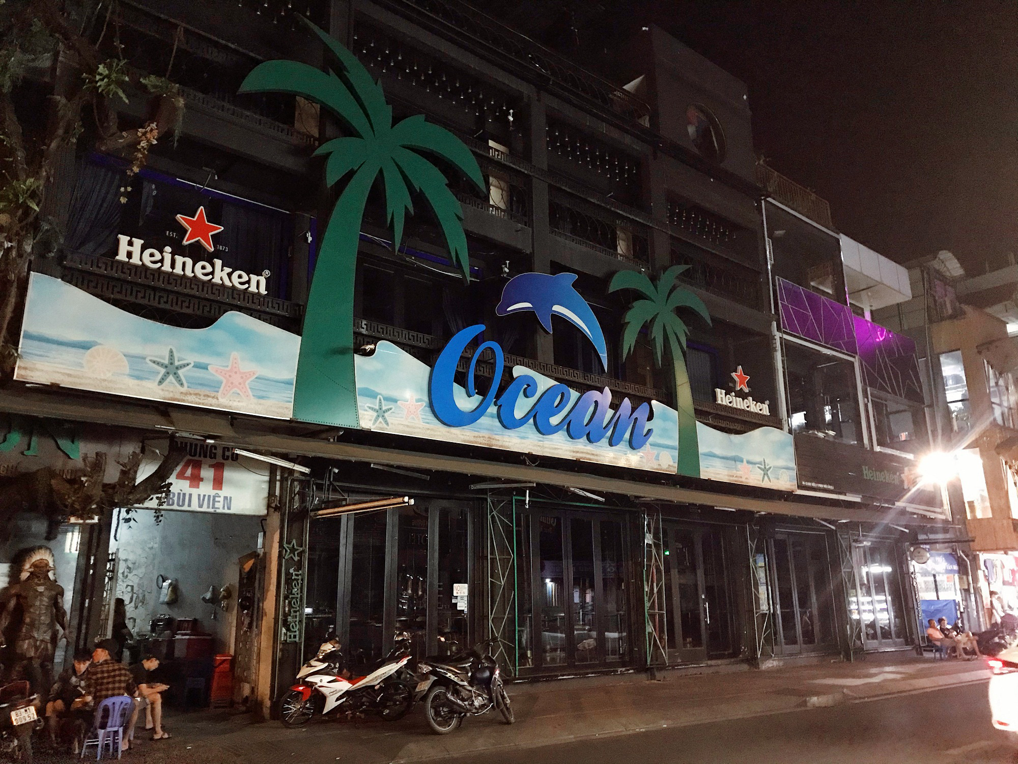 Sài Gòn 16/3: Các điểm vui chơi, du lịch tham quan tại quận 1 “vắng lặng” giữa mùa dịch Corona - Ảnh 10. Sài Gòn 16/3: Các điểm vui chơi, du lịch tham quan tại quận 1 “vắng lặng” giữa mùa dịch Corona - Ảnh 10.