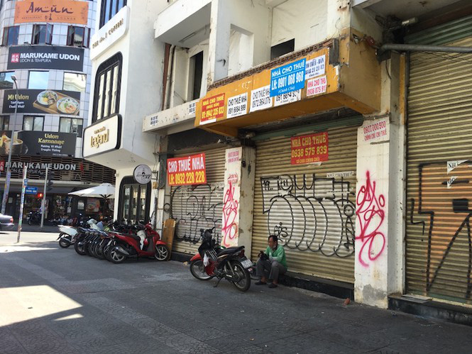 Mặt bằng 'tiền tỉ' bỏ hoang ở Sài Gòn vì dịch Covid-19 - Ảnh 12. Mặt bằng 'tiền tỉ' bỏ hoang ở Sài Gòn vì dịch Covid-19 - Ảnh 12.