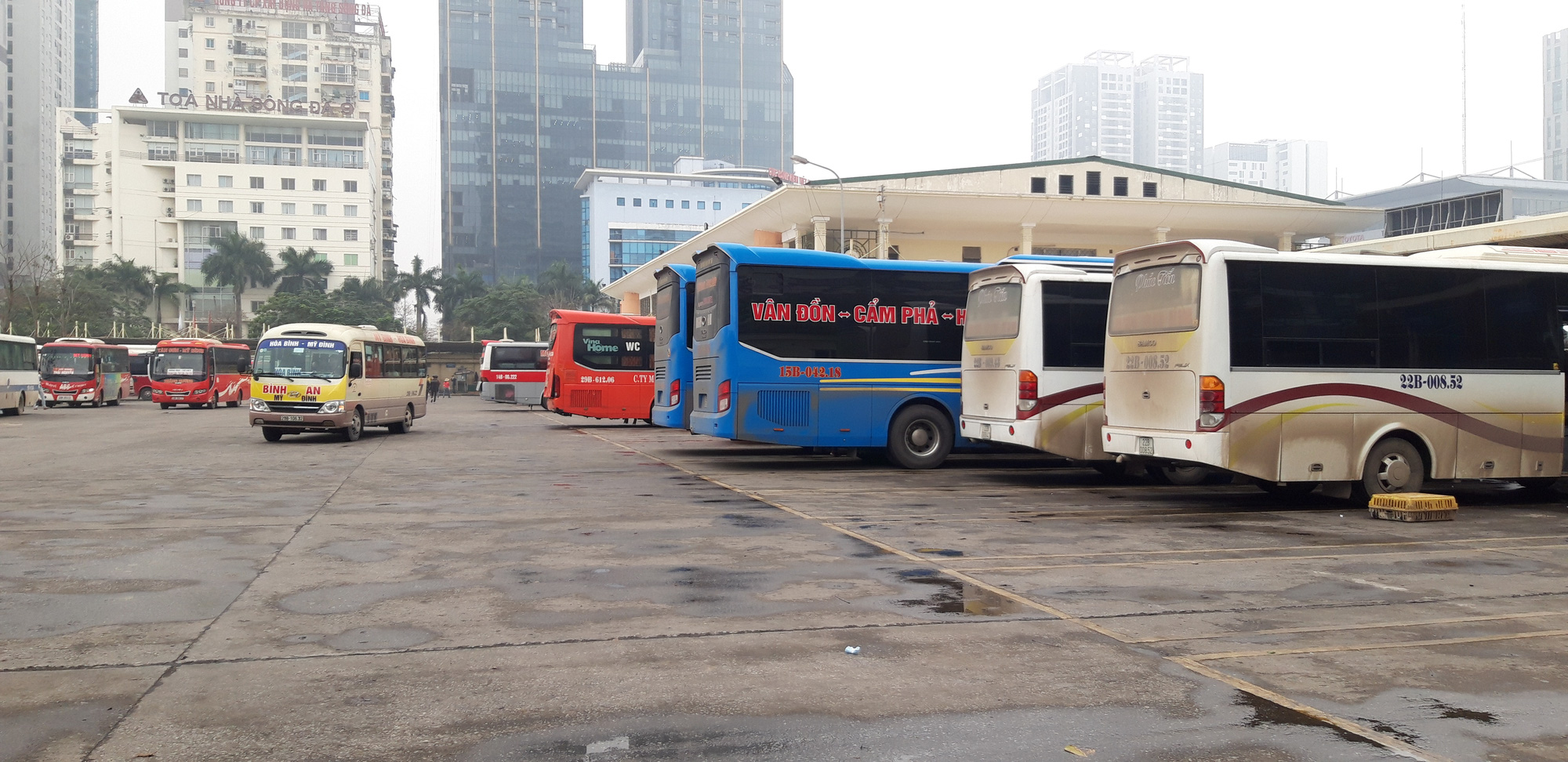 Cảnh vắng lặng ở ga tàu, bến xe Hà Nội: Nhiều chuyến xe rời bến chỉ mình tài xế, không hành khách - Ảnh 2.