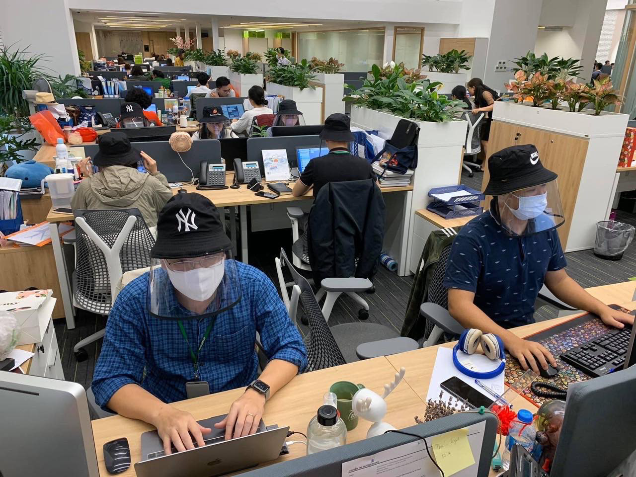 Lại một sản phẩm gây sốt trong mùa Covid-19, mũ chống dịch nhiều công dụng được người dân săn đón - Ảnh 3. Lại một sản phẩm gây sốt trong mùa Covid-19, mũ chống dịch nhiều công dụng được người dân săn đón - Ảnh 3.
