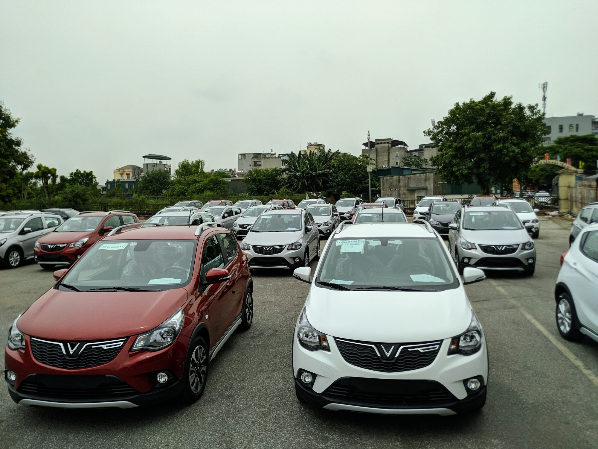Ảnh hưởng bởi Covid -19, các hãng xe tìm đủ cách để kéo khách hàng quay trở lại showroom - Ảnh 1. Ảnh hưởng bởi Covid -19, các hãng xe tìm đủ cách để kéo khách hàng quay trở lại showroom - Ảnh 1.