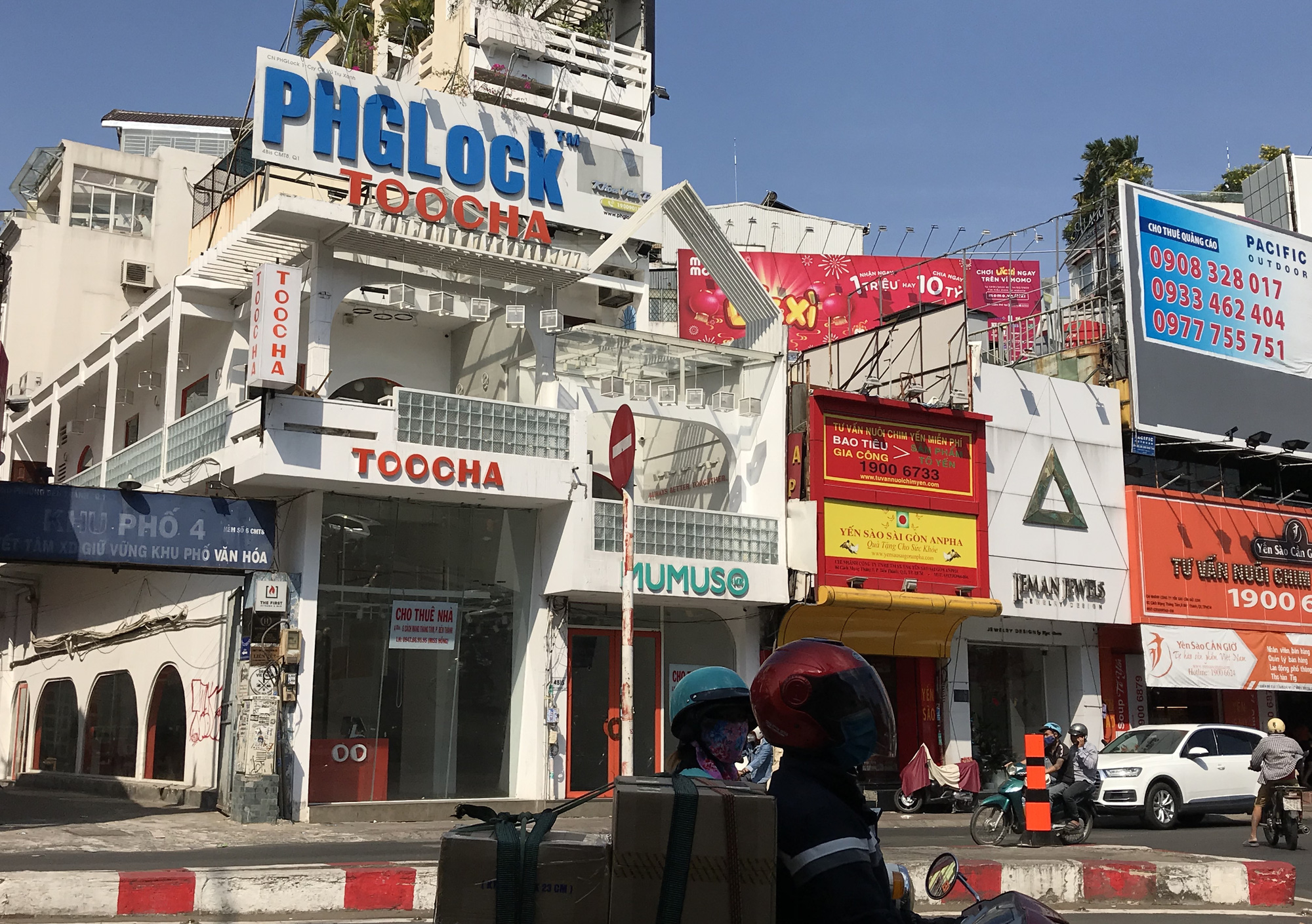 Hình ảnh loạt cửa hàng Toocha, sữa đậu nành Mr Bean của Shark Thủy, thậm chí 7-Eleven cũng đóng cửa vì Covid-19 - Ảnh 2. Hình ảnh loạt cửa hàng Toocha, sữa đậu nành Mr Bean của Shark Thủy, thậm chí 7-Eleven cũng đóng cửa vì Covid-19 - Ảnh 2.
