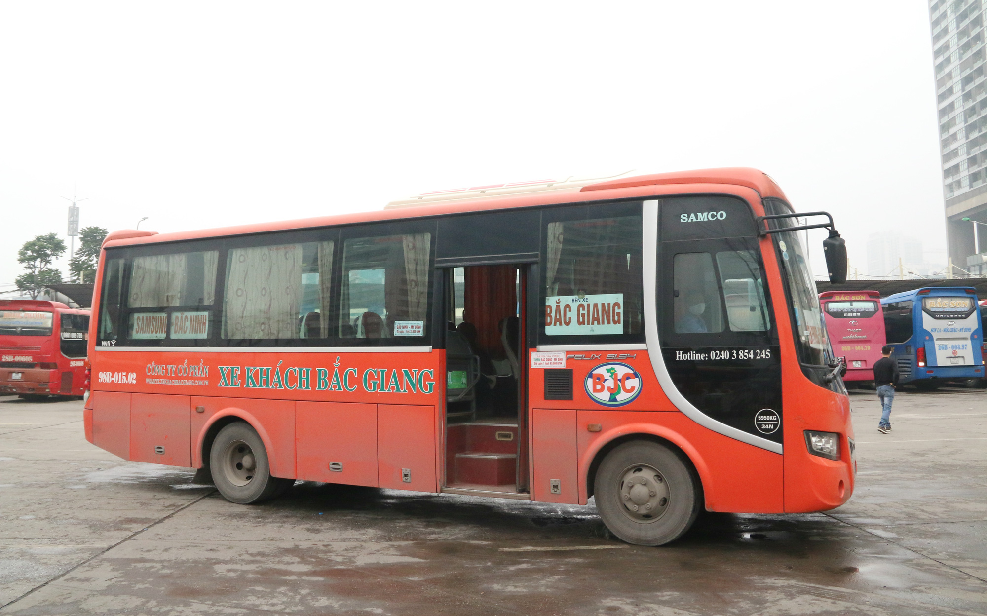 Cảnh vắng lặng ở ga tàu, bến xe Hà Nội: Nhiều chuyến xe rời bến chỉ mình tài xế, không hành khách - Ảnh 5.