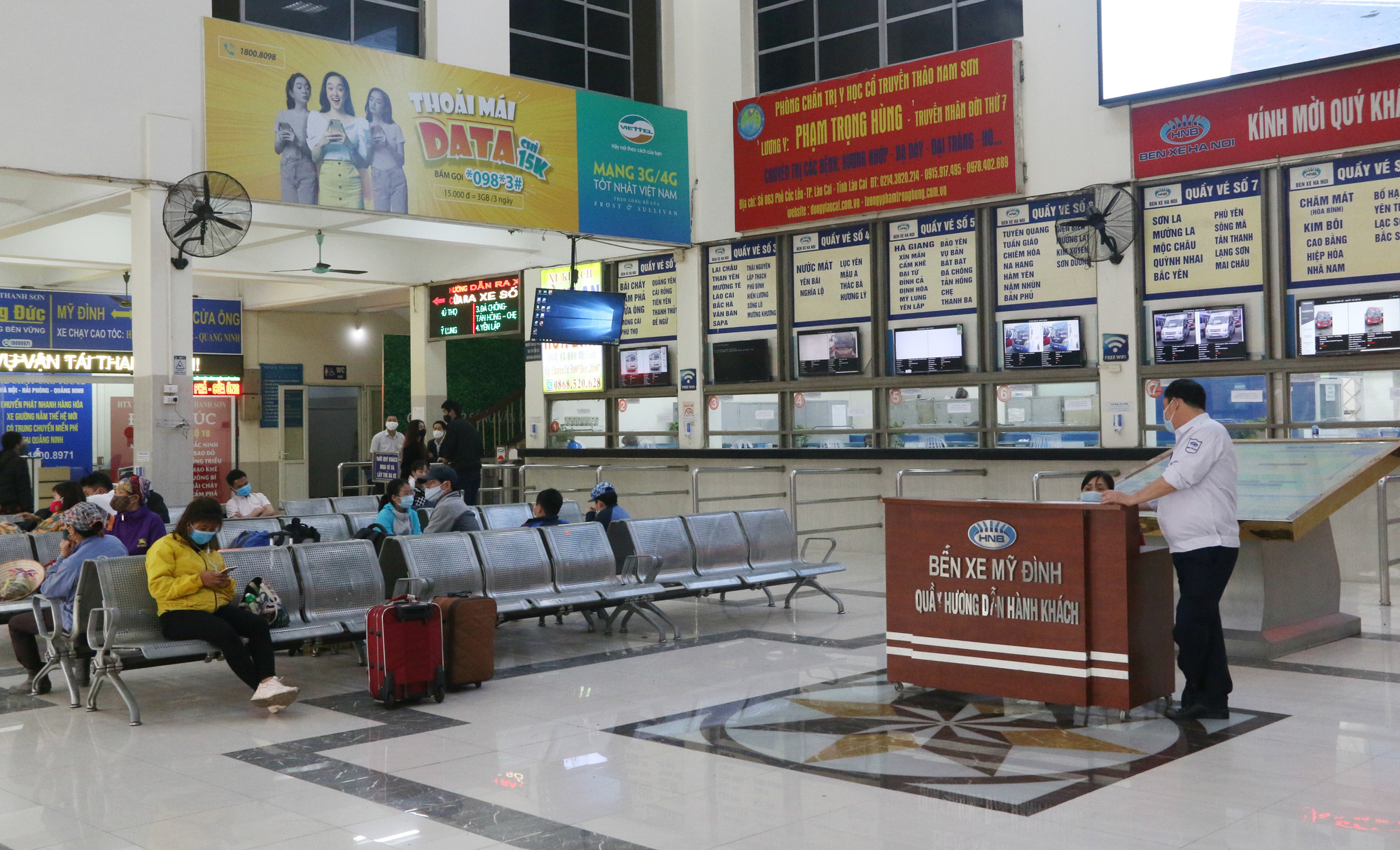 Cảnh vắng lặng ở ga tàu, bến xe Hà Nội: Nhiều chuyến xe rời bến chỉ mình tài xế, không hành khách - Ảnh 3.