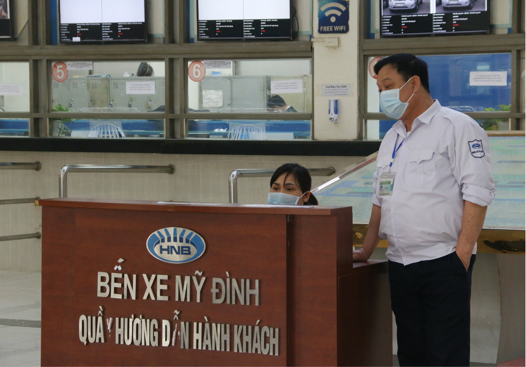 Người Hà Nội đeo khẩu trang mọi nơi, khách nước ngoài đeo cho cả gia đình khi dạo phố - Ảnh 9. Người Hà Nội đeo khẩu trang mọi nơi, khách nước ngoài đeo cho cả gia đình khi dạo phố - Ảnh 9.