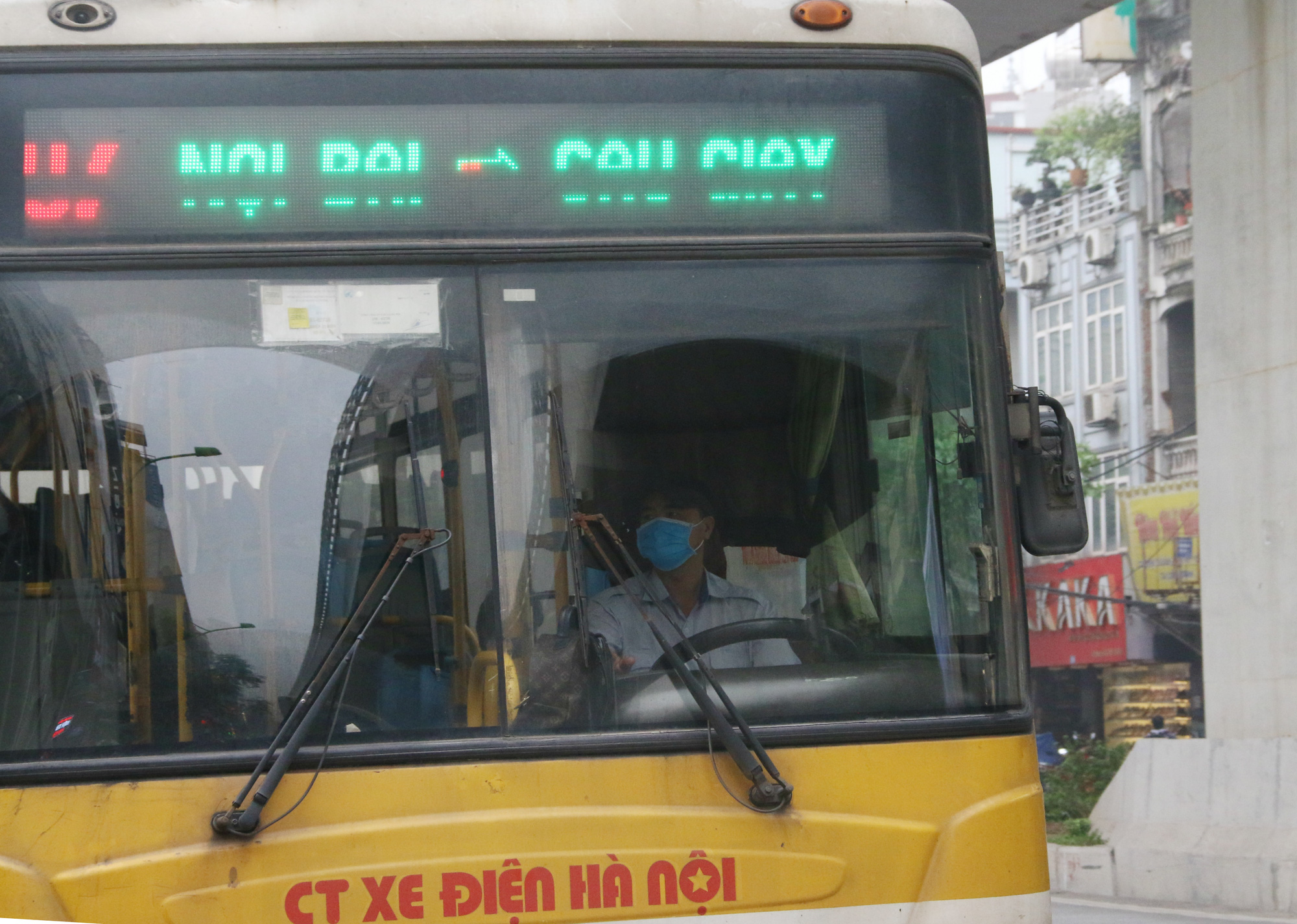Hình ảnh người Hà Nội đeo khẩu trang mọi nơi, khách nước ngoài đeo cho cả gia đình khi dạo phố - Ảnh 13. Hình ảnh người Hà Nội đeo khẩu trang mọi nơi, khách nước ngoài đeo cho cả gia đình khi dạo phố - Ảnh 13.