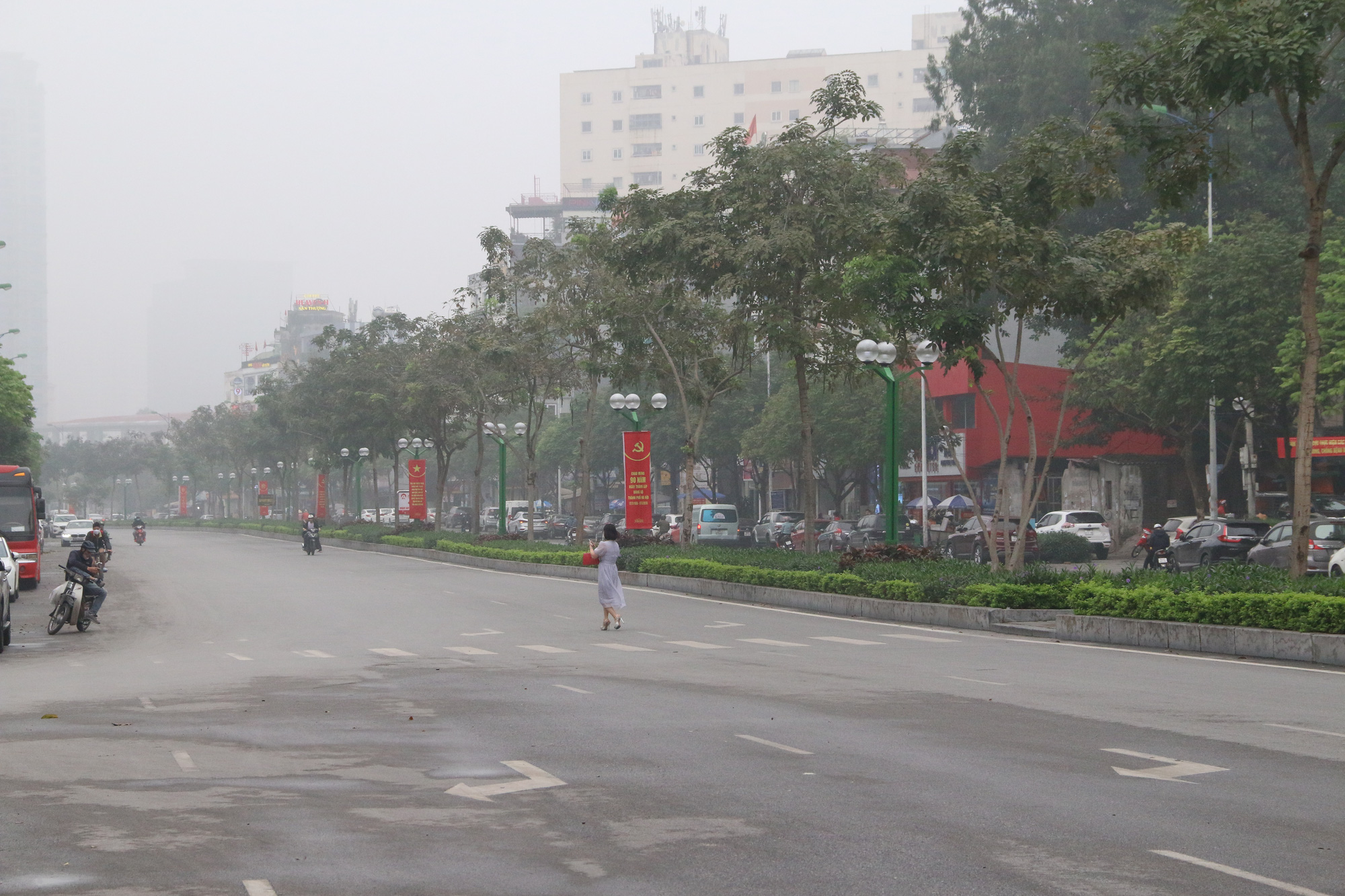 Cảnh vắng lặng ở ga tàu, bến xe Hà Nội: Nhiều chuyến xe rời bến chỉ mình tài xế, không hành khách - Ảnh 18.