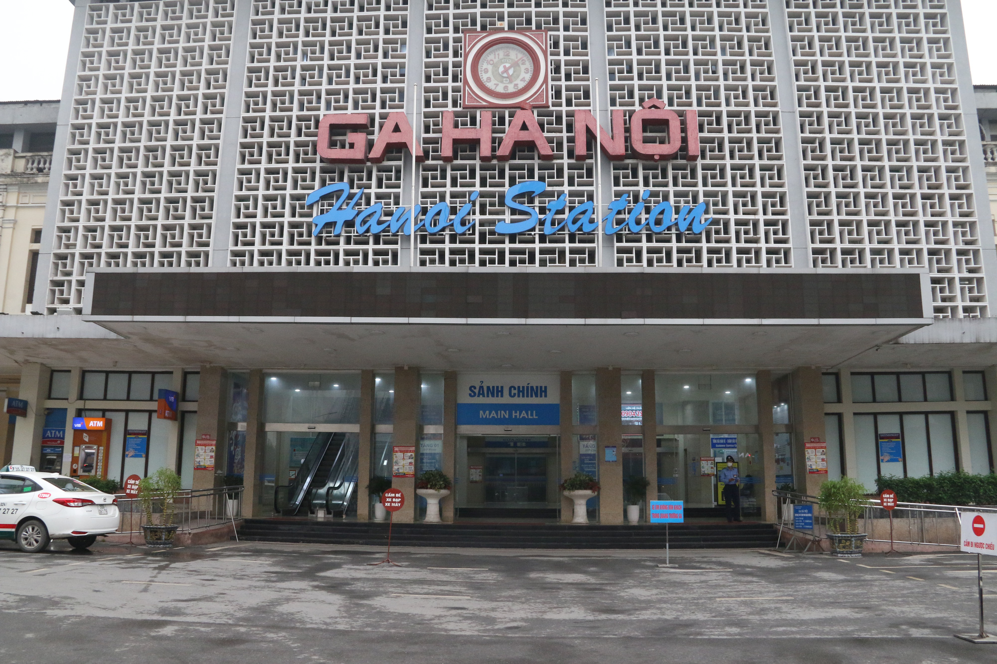 Cảnh vắng lặng ở ga tàu, bến xe Hà Nội: Nhiều chuyến xe rời bến chỉ mình tài xế, không hành khách - Ảnh 7.