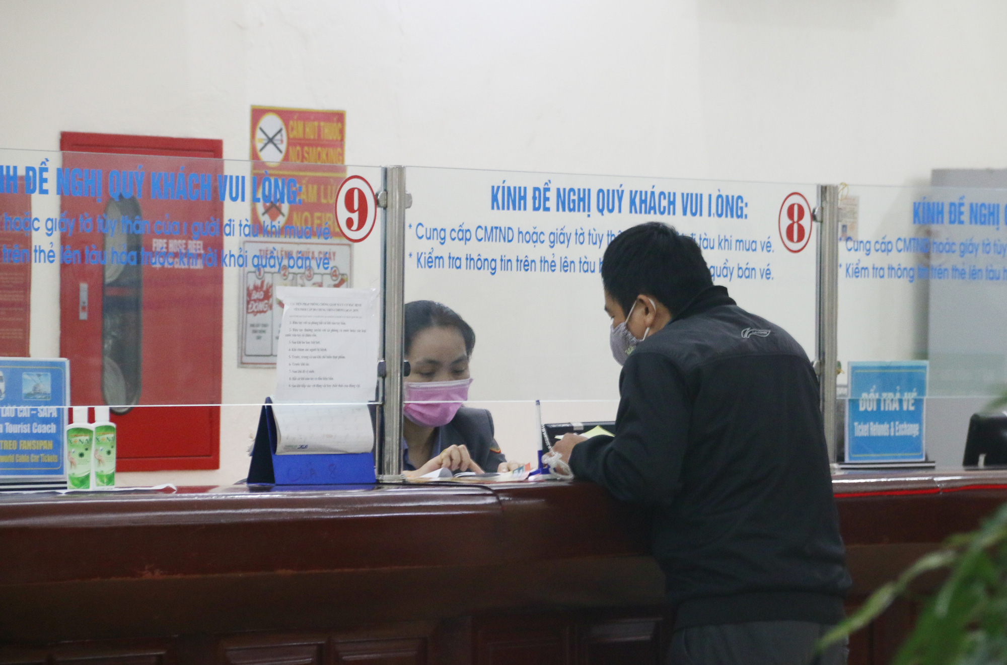 Cảnh vắng lặng ở ga tàu, bến xe Hà Nội: Nhiều chuyến xe rời bến chỉ mình tài xế, không hành khách - Ảnh 10.