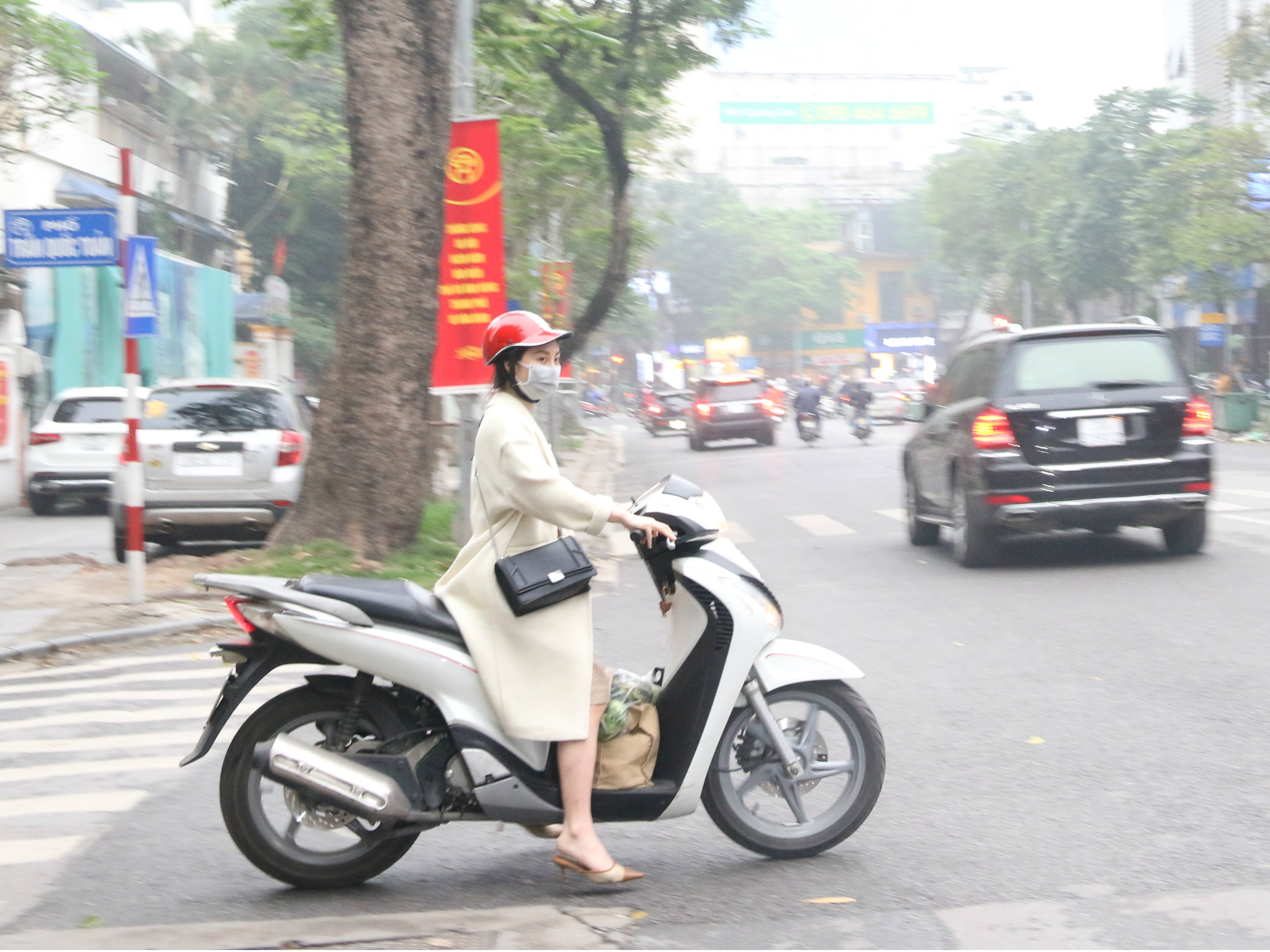 Người Hà Nội đeo khẩu trang mọi nơi, khách nước ngoài đeo cho cả gia đình khi dạo phố - Ảnh 7. Người Hà Nội đeo khẩu trang mọi nơi, khách nước ngoài đeo cho cả gia đình khi dạo phố - Ảnh 7.
