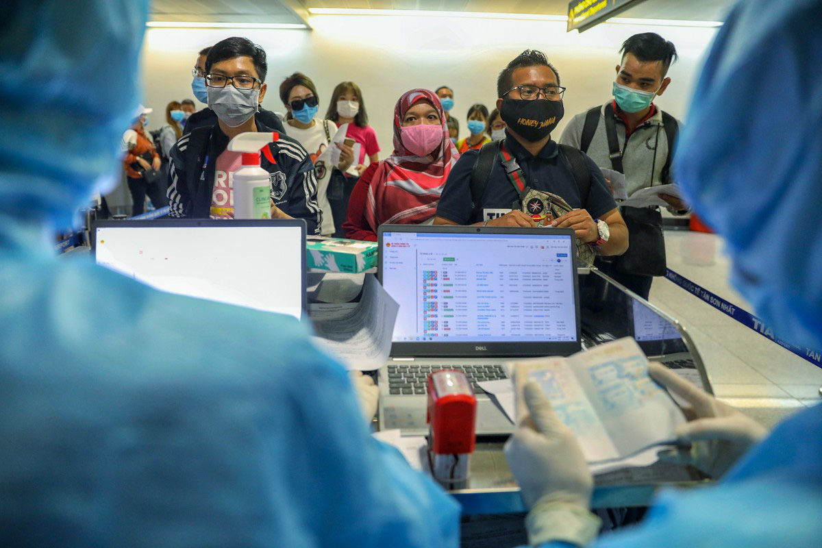 Tân Sơn Nhất trước giờ dừng cấp thị thực cho người nước ngoài - Ảnh 2. Tân Sơn Nhất trước giờ dừng cấp thị thực cho người nước ngoài - Ảnh 2.