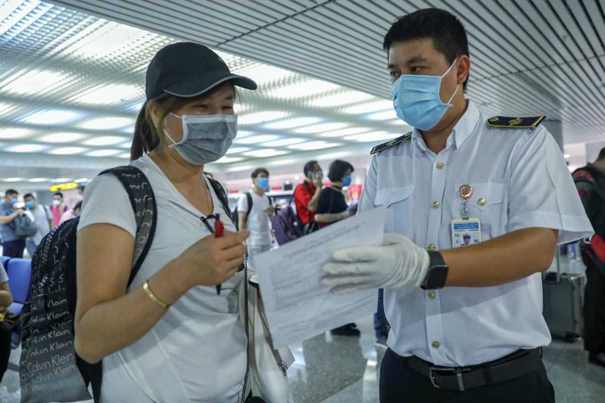 Tân Sơn Nhất trước giờ dừng cấp thị thực cho người nước ngoài - Ảnh 4. Tân Sơn Nhất trước giờ dừng cấp thị thực cho người nước ngoài - Ảnh 4.