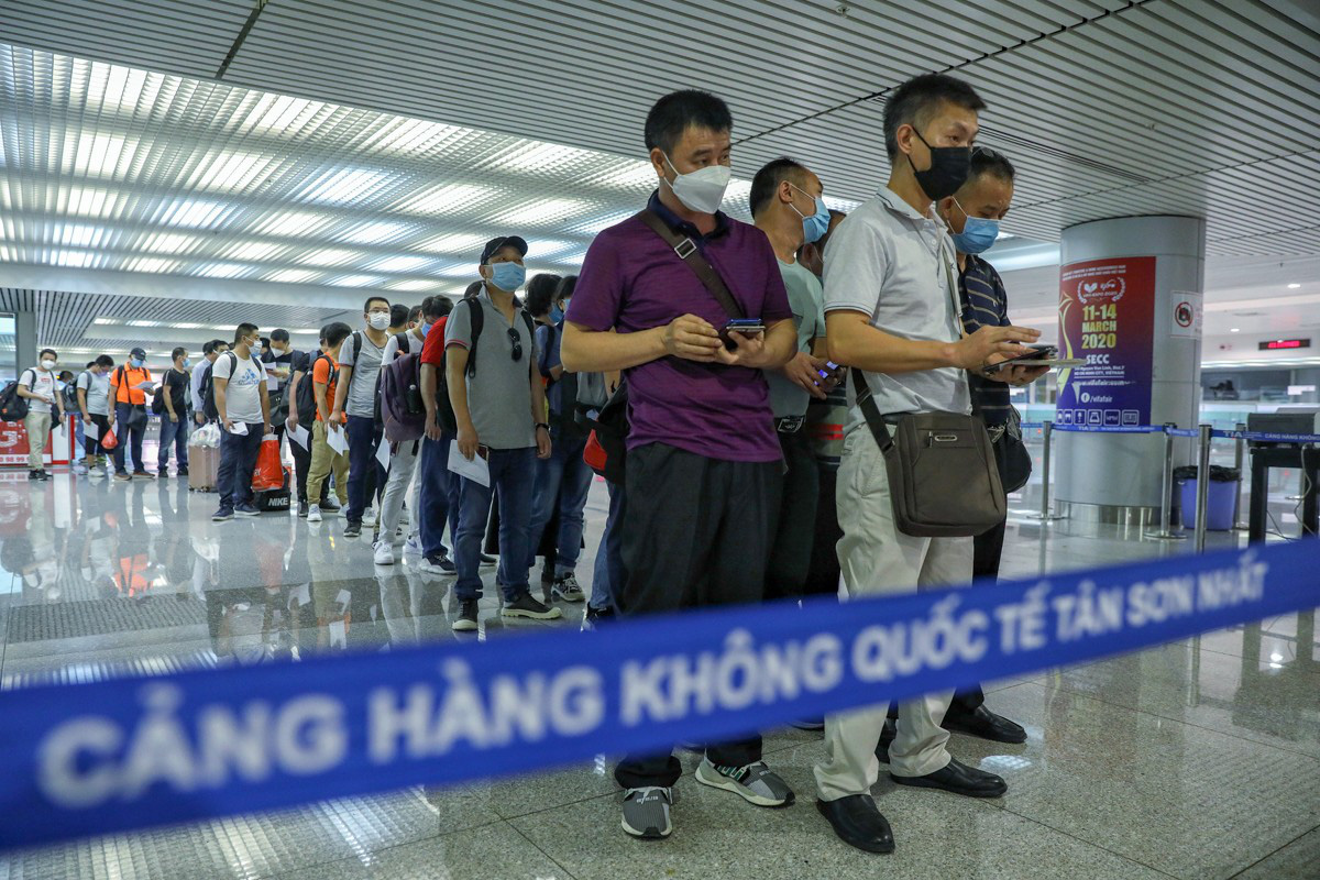 Tân Sơn Nhất trước giờ dừng cấp thị thực cho người nước ngoài - Ảnh 6. Tân Sơn Nhất trước giờ dừng cấp thị thực cho người nước ngoài - Ảnh 6.