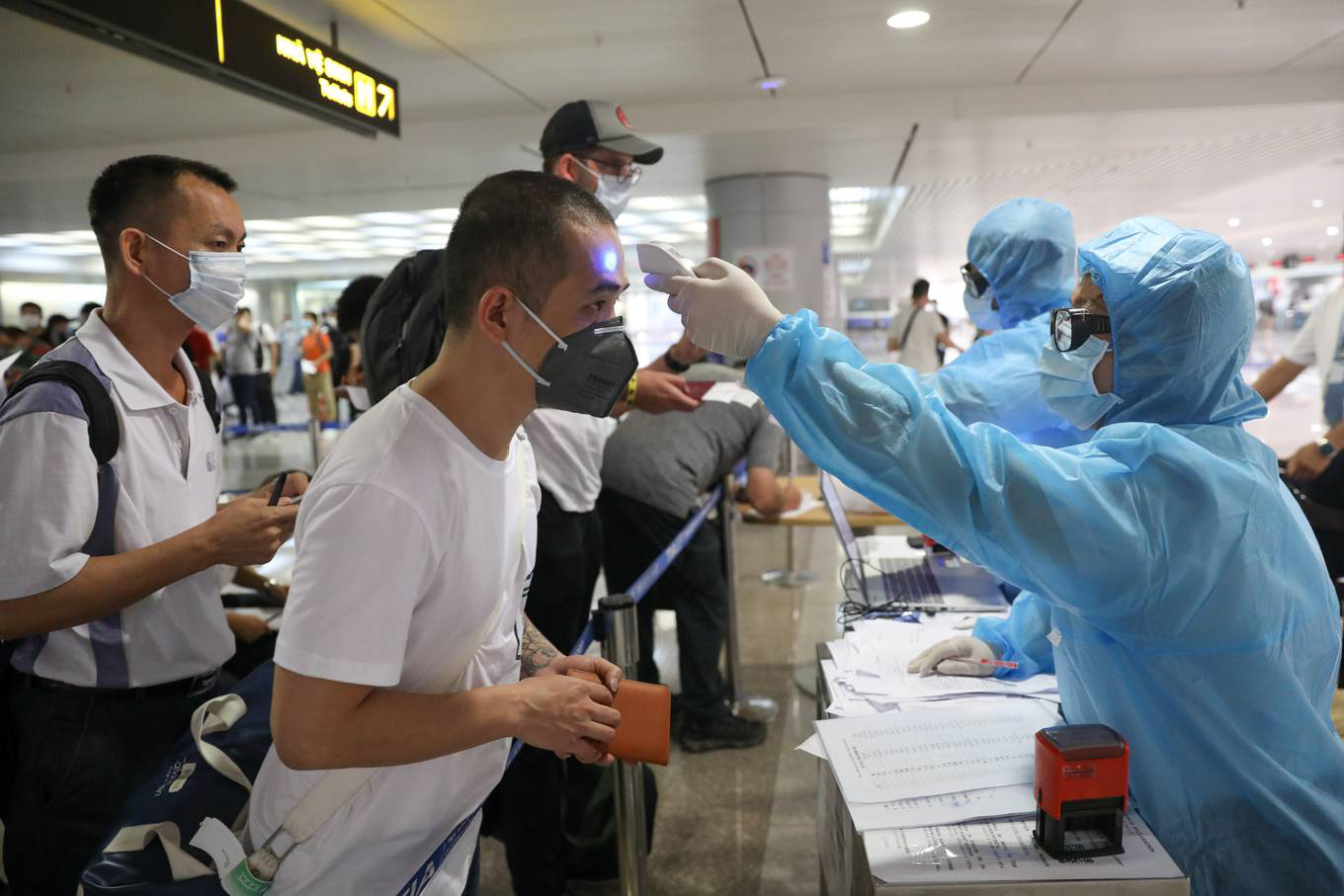 Tân Sơn Nhất trước giờ dừng cấp thị thực cho người nước ngoài - Ảnh 8. Tân Sơn Nhất trước giờ dừng cấp thị thực cho người nước ngoài - Ảnh 8.