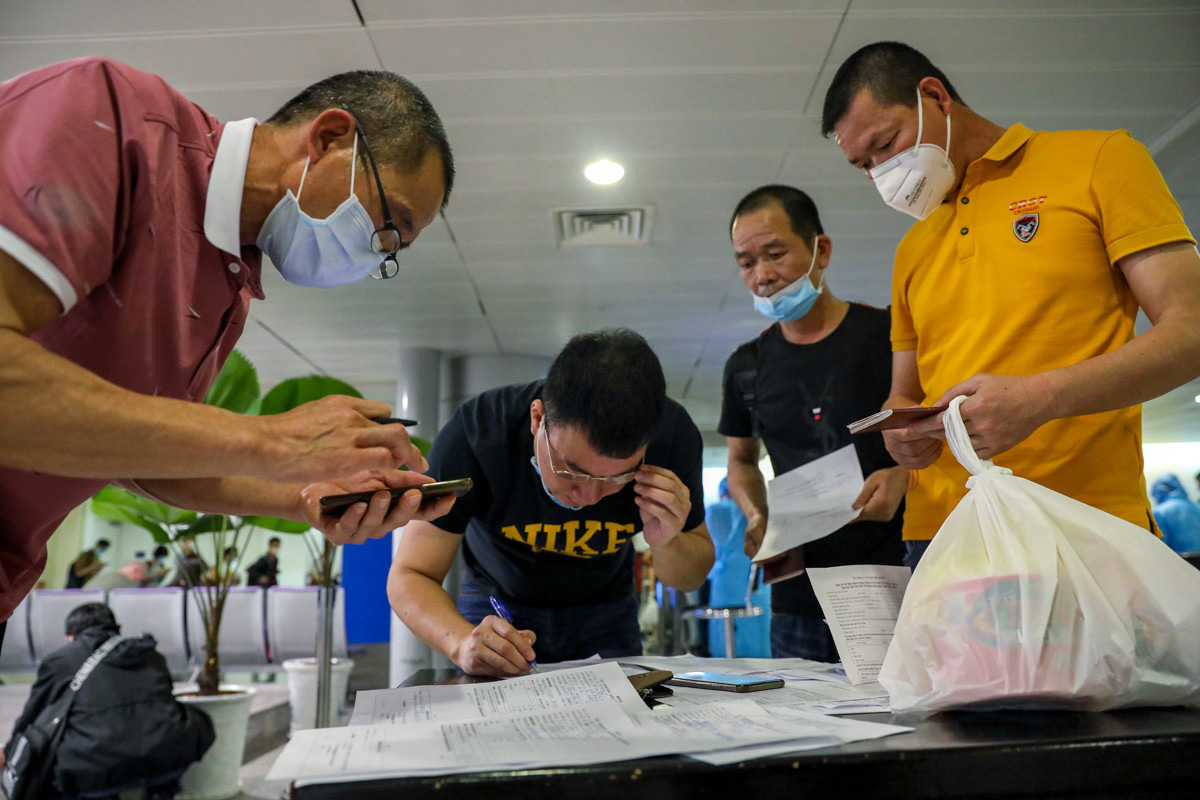Tân Sơn Nhất trước giờ dừng cấp thị thực cho người nước ngoài - Ảnh 3. Tân Sơn Nhất trước giờ dừng cấp thị thực cho người nước ngoài - Ảnh 3.