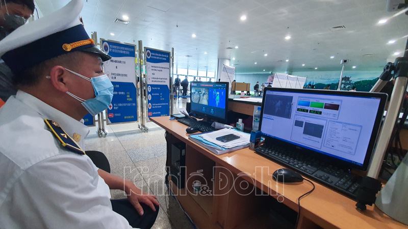 Cận cảnh qui trình khai báo y tế khi nhập cảnh tại sân bay Nội Bài - Ảnh 7. Cận cảnh qui trình khai báo y tế khi nhập cảnh tại sân bay Nội Bài - Ảnh 7.