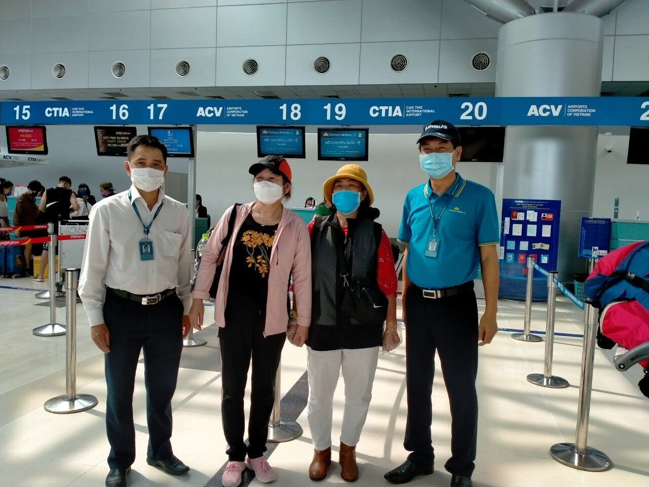 Vietnam Airlines chở miễn phí gần 600 người hết hạn cách li về Hà Nội và TP HCM - Ảnh 1. Vietnam Airlines chở miễn phí gần 600 người hết hạn cách li về Hà Nội và TP HCM - Ảnh 1.