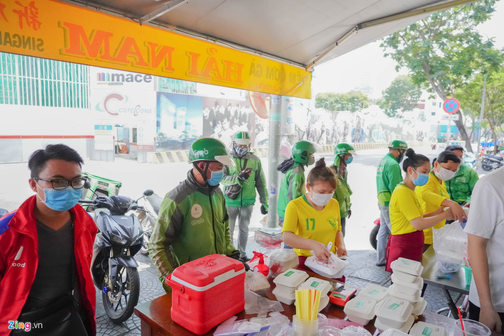 Tài xế công nghệ xếp hàng dài, quán từ chối tiếp khách ăn tại chỗ - Ảnh 10. Tài xế công nghệ xếp hàng dài, quán từ chối tiếp khách ăn tại chỗ - Ảnh 10.