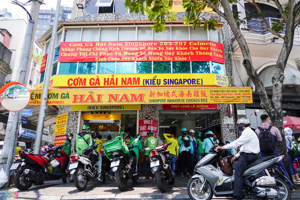 Tài xế công nghệ xếp hàng dài, quán từ chối tiếp khách ăn tại chỗ - Ảnh 5. Tài xế công nghệ xếp hàng dài, quán từ chối tiếp khách ăn tại chỗ - Ảnh 5.