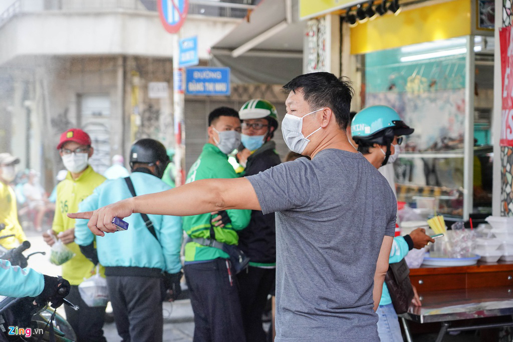 Tài xế công nghệ xếp hàng dài, quán từ chối tiếp khách ăn tại chỗ - Ảnh 11. Tài xế công nghệ xếp hàng dài, quán từ chối tiếp khách ăn tại chỗ - Ảnh 11.
