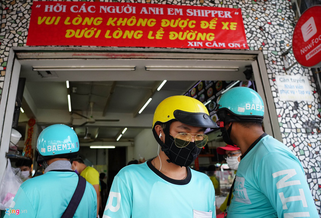Tài xế công nghệ xếp hàng dài, quán từ chối tiếp khách ăn tại chỗ - Ảnh 7. Tài xế công nghệ xếp hàng dài, quán từ chối tiếp khách ăn tại chỗ - Ảnh 7.