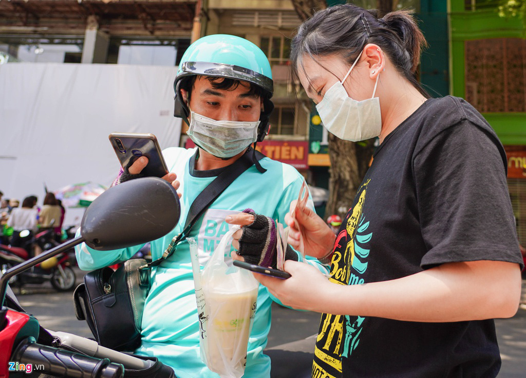 Tài xế công nghệ xếp hàng dài, quán từ chối tiếp khách ăn tại chỗ - Ảnh 12. Tài xế công nghệ xếp hàng dài, quán từ chối tiếp khách ăn tại chỗ - Ảnh 12.