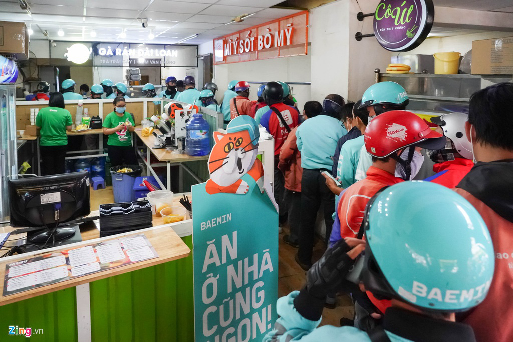 Tài xế công nghệ xếp hàng dài, quán từ chối tiếp khách ăn tại chỗ - Ảnh 1. Tài xế công nghệ xếp hàng dài, quán từ chối tiếp khách ăn tại chỗ - Ảnh 1.