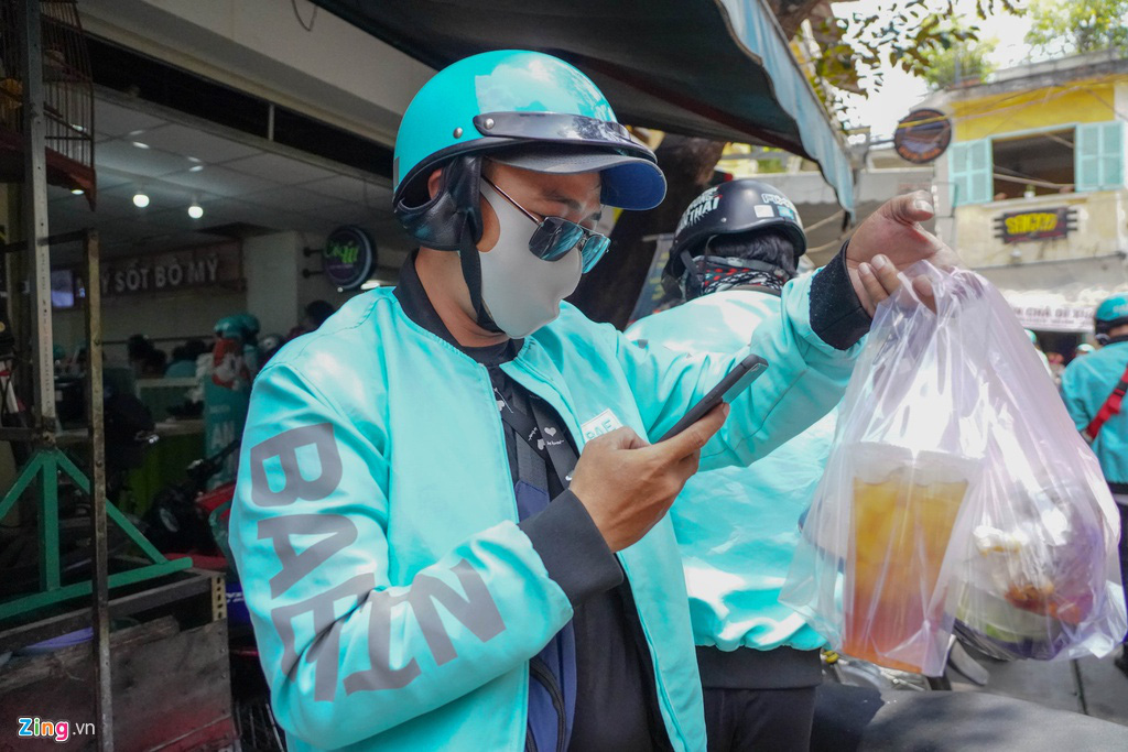 Tài xế công nghệ xếp hàng dài, quán từ chối tiếp khách ăn tại chỗ - Ảnh 4. Tài xế công nghệ xếp hàng dài, quán từ chối tiếp khách ăn tại chỗ - Ảnh 4.